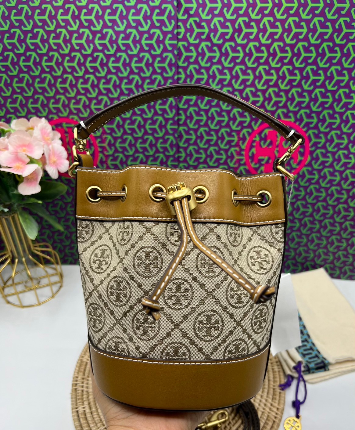 TORY BURCH Mini T Monogram Bucket Bag / Tory Mini Bucket Bag กระเป๋าทรงบัคเก็ต ไซส์มินิสุดคลาสสิก กระเป๋าทรงขนมจีบ