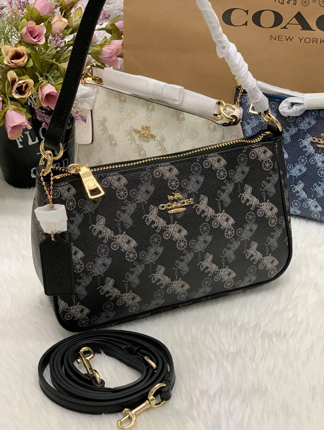 COACH POUCH HORSE AND CARRIAGE PRINT ((36674)) รุ่นแนะนำ ได้ไปไม่ผิดหวังแน่นอนค่ะ! กระเป๋าหิ้ว//สะพายไหล่//สะพายข้างได้ วัสดุ pvc นิ่มอย่างดี ลายรถม้าทั้งใบ สวยงามค่ะ เปิดปิดกระเป๋าแบบซิป ภายในสามารถใส่กระเป๋าเงินใบยาวได้;ของจำเป็นได้ครบค่ะ มีช่องเล็กให้ใ