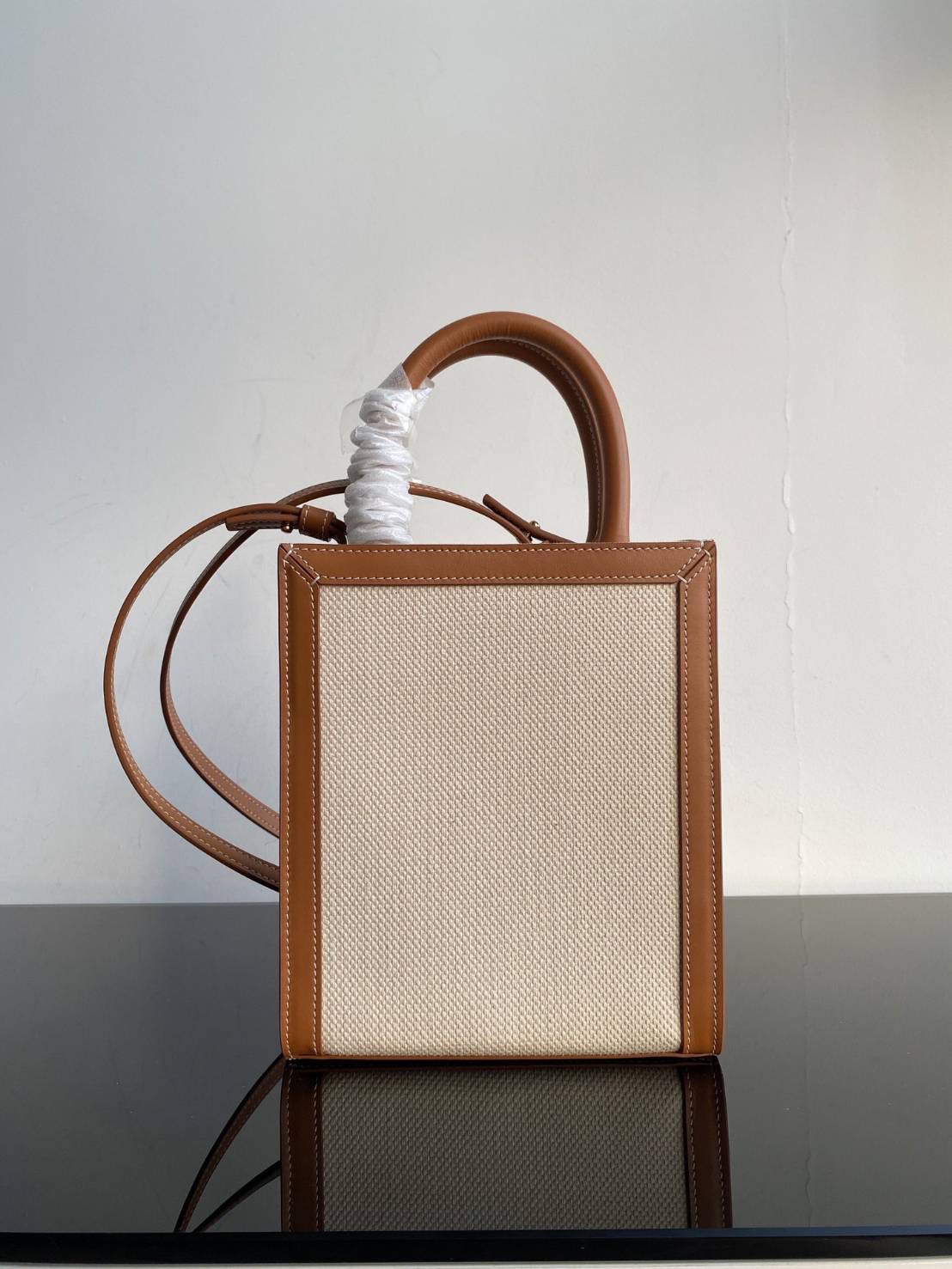 CELINE HAND CARRY AND CROSSBODY BAG VIP GIFT WITH PURCHASE (GWP) พรีเมี่ยมกิ๊ฟ Limited จาก CELINE HAUTE PARFUME DUTYFREE COUNTER วัสดุ CANVAS ตัดหนังแท้ ดีไซน์ทรงเหลี่ยมสวยหรูสุดคลาสสิค ปักโลโก้แบรนด์ด้านหน้า ภายในโล่งกว้าง ใส่กระเป๋าสตางค์ยาว มือถือ ของใ