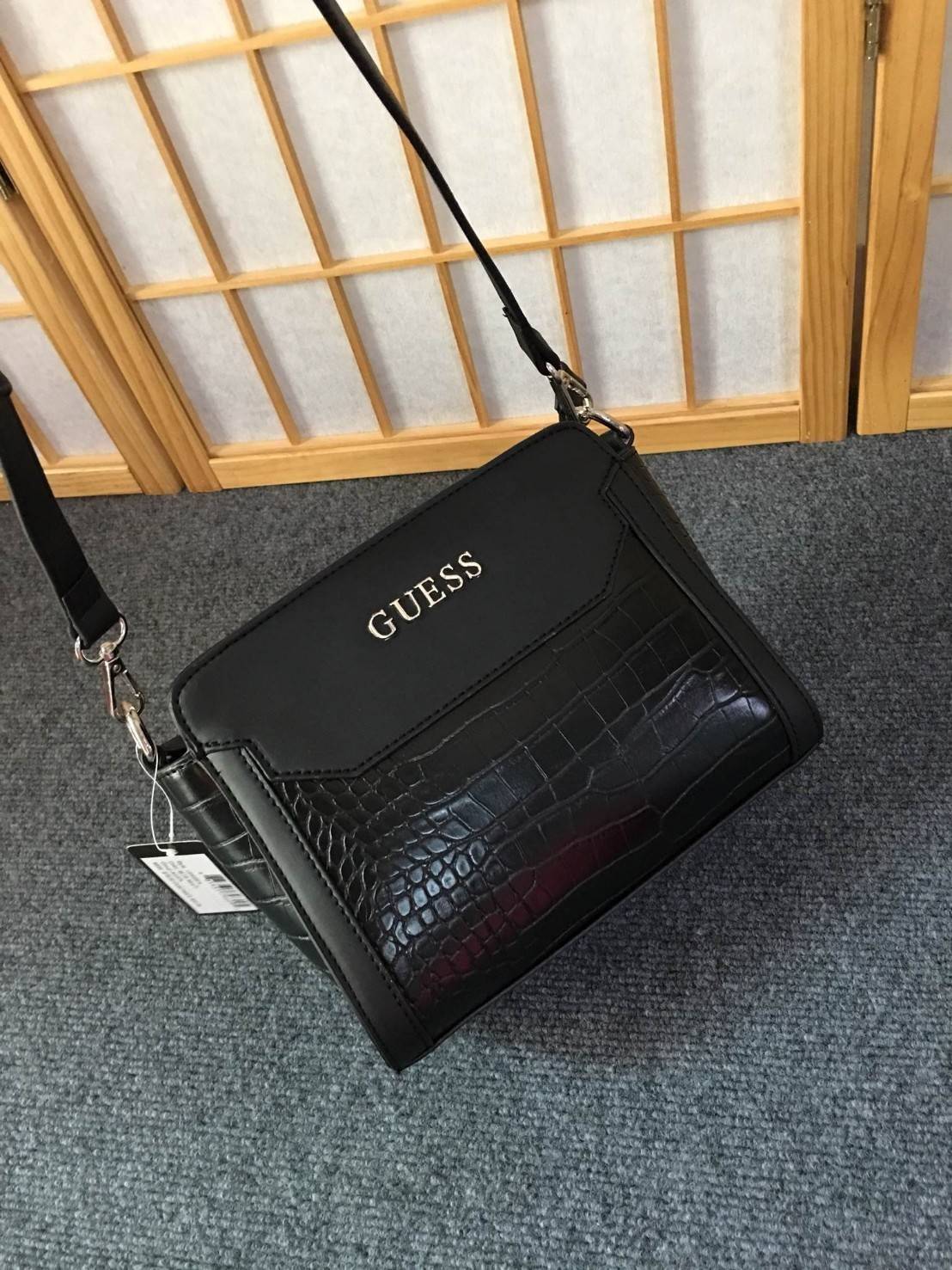 Guess Croc Effect Crossbody bag กระเป๋าสะพายข้างหนังสวยลาย croc อยู่ทรง ขนาดกำลังน่ารัก ด้านหน้าประดับโลโก้แบรนด์ เปิดปิดด้วยซิป ภายในมีช่องเล็ก ผ้าบุลายแบร์น มาพร้อมสายสะพายยาวปรับระดับได้ มีหมุดรองฐาน กันรอย 4 มุมค่ะ มบจริงสวยน่าใช้กับราคาสุดคุ้มค่ะ