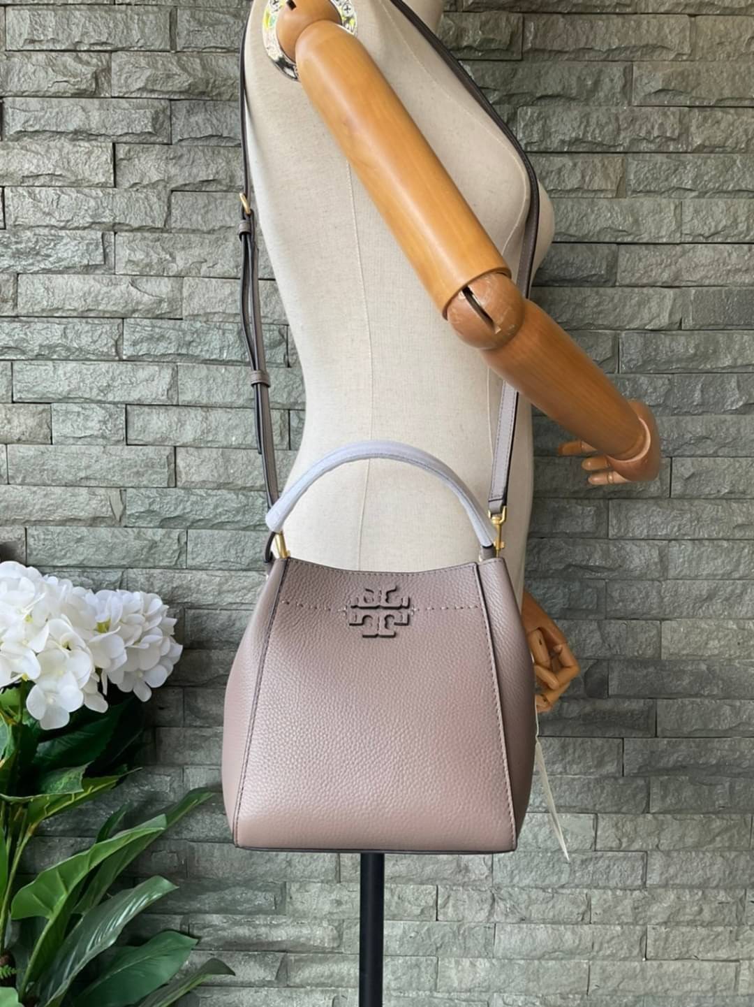 คอลเลคชั่นขายดี มากี่รอบๆ ก็หมดไวทุกรอบ!! TORY BURCH MCGRAW MINI BUCKET BAG กระเป๋าสะพาย และ ถือ คล้องแขน ทรงถัง สะพายได้ 2 ทรง ผลิตจากหนังแท้ หนังลูกวัว หนังนุ่ม หนังหอม น้ำหนักเบามากกก!! หนังลื่น นิ่มสวยมากๆ!! ด้านหน้าประดับโลโก้แบรนด์ ภายในโล่งกว้าง มี