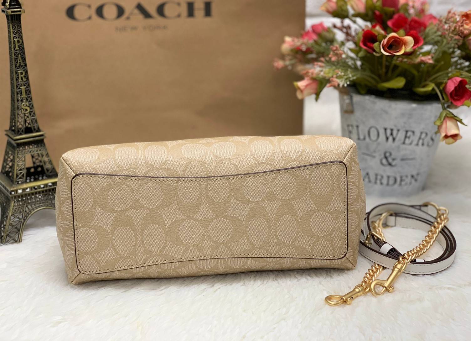 COACH MINI SAGE CARRYALL IN SIGNATURE 🌈กลับมาแล้ว รุ่นที่สาวๆหลายคนถามหาค่ะ! กระเป๋าหิ้วได้//สะพายข้างได้ pvc หนังนิ่มอย่างดีค่ะ กระเป๋าแบ่งออกเป็น3ช่อง มีเป็นช่องซิปกลาง แต่ละช่องกว้างใส่ของจำเป็นได้ครบเลยนะคะ พร้อมสายสะพายแบบโซ่ต่อหนังถอดออกได้เ