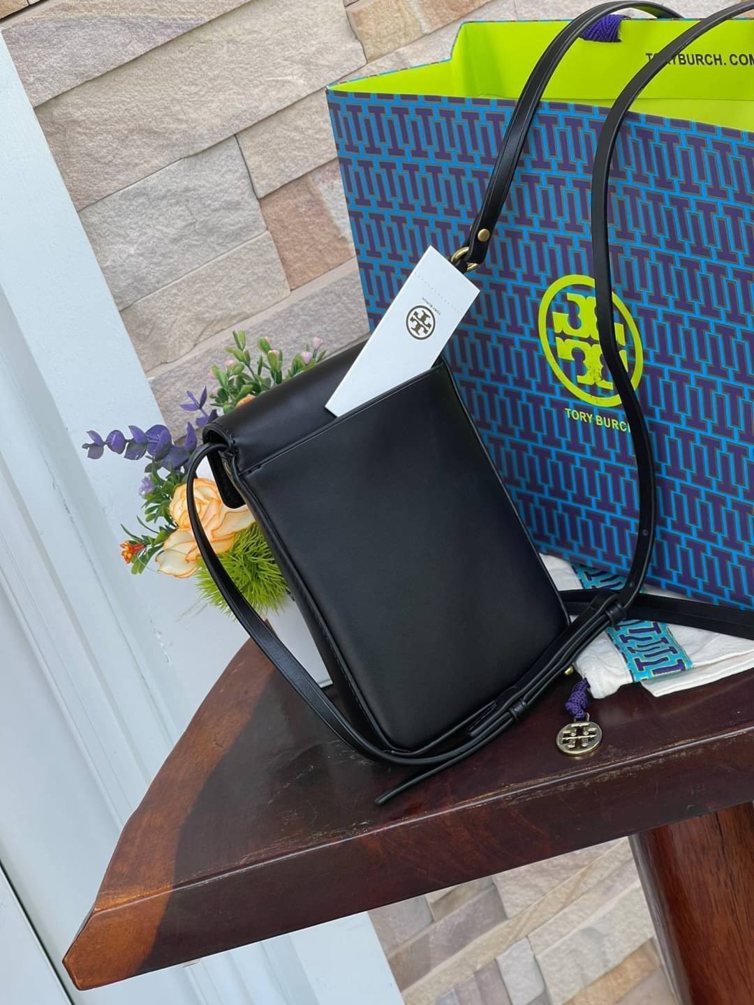 TORY BURCH MILLER METAL PHONE CROSSBODY อีกหนึ่งกระเป๋าใส่มือถือรุ่นฮิตที่เชื่อว่าหลาย ๆ คนต้องเคยเห็นผ่าน ๆ ตามาอย่างแน่นอน กับแบรนด์ Tory Burch ดีไซน์กระเป๋าทรงฝาพับแม่เหล็กใช้งานง่าย มาพร้อมดีเทล Logo สีเดียวกับเฉดสีของกระเป๋า แต่ยังมีความน่ารักด้วยทรง