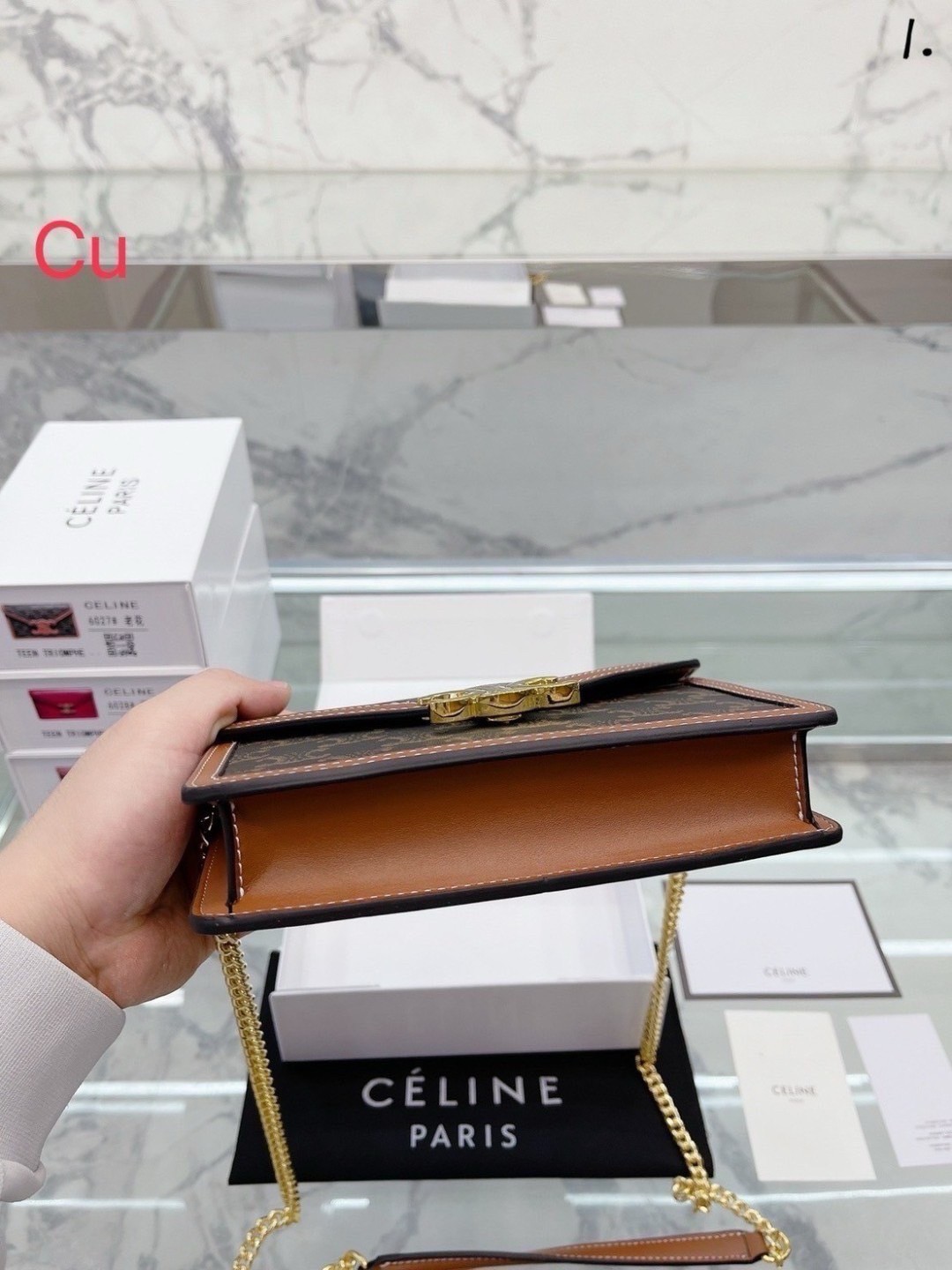 CELINE triomphe margo wallet on chain กระเป๋าสะพายสวยอยู่ทรงตั้งได้ รูปทรงย้อนยุคสไตล์วินเทจลัคชู ดีไซน์เอกลักษณ์ ขนาดกำลังดี