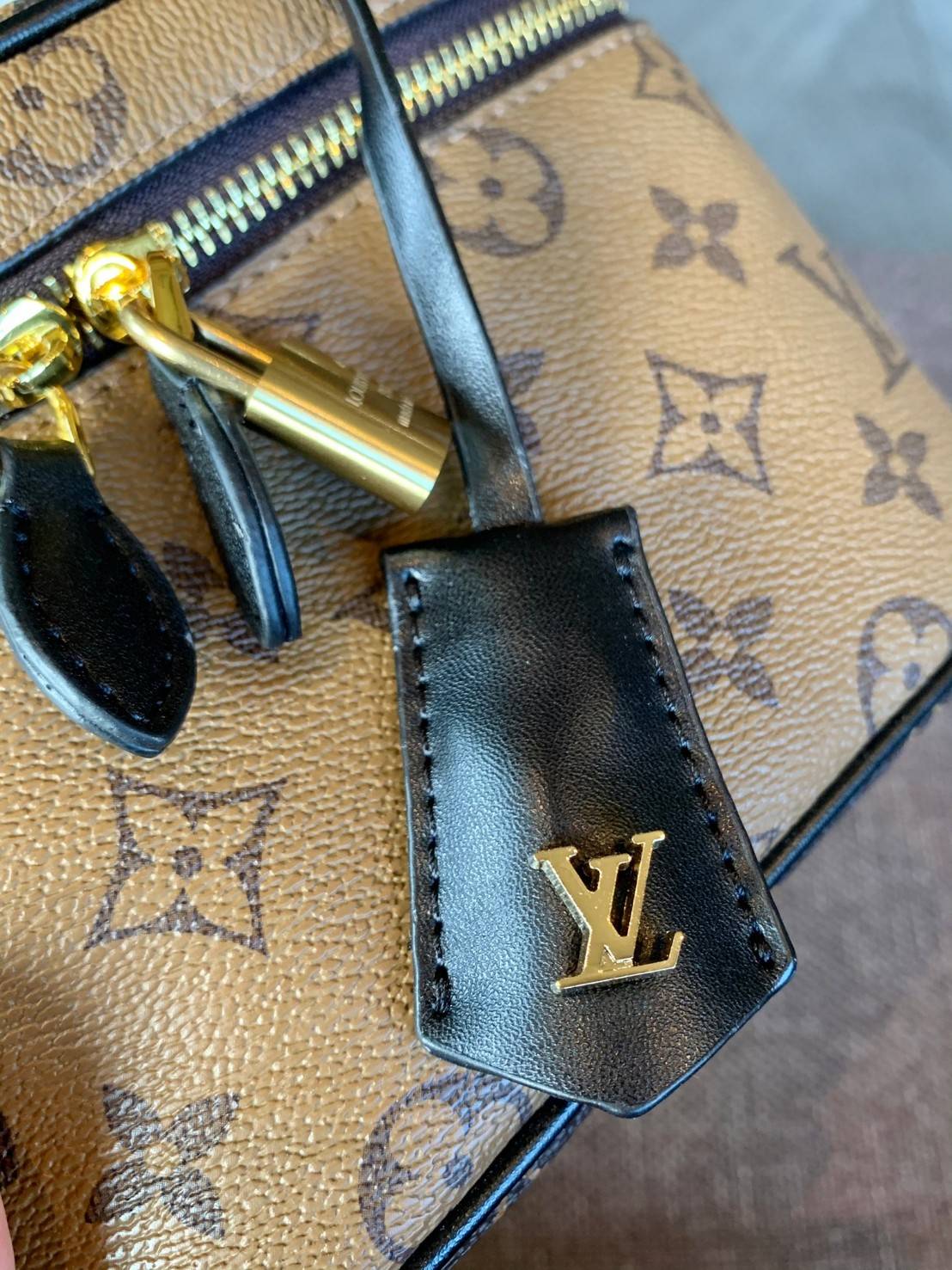LOUIS VUITTON VANITY PM MONOGRAM 💫พร้อมส่ง จำนวนจำกัด พลาดคือรอนานมากค่ะ! กระเป๋า LV หิ้วก็เริ่ด สะพายข้างก็เก๋ ไม่แพ้กันเลยค่ะ หนังแท้ หนังนิ่มมาก จับแล้วไม่สากมือแข็งทื่อนะคะ! เปิดปิดกระเป๋าแบบซิปคู่รอบห้อยอะไหล่กุญแจแบรนด์พร้อมความหรูเข้ามาเพิ่