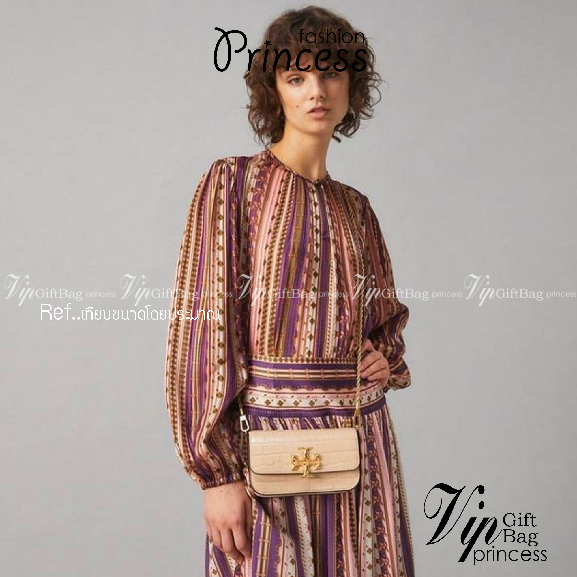 Tory Burch Eleanor Crocodile-Embossed Phone Crossbody Bag จุดเด่นของรุ่นนี้คือดีไซน์ออกมาในสไตล์คลาสสิกที่มาพร้อมกับฮาร์ดแวร์ที่ทำจากวัสดุทองเหลืองและสายสะพายโซ่เกลียวสีทอง ซึ่งการออกแบบได้รับแรงบันดาลใจมาจากเครื่องประดับ รูปทรงกะทัดรัดจึงสามารถสะพายใช้งา