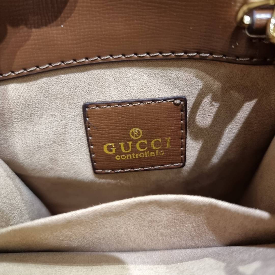 GUCCI Tiger GG mini tote bag ไซส์มินิ ร้อนแรงไฟลุก!! ต้อนรับปีเสืออย่างเป็นทางการ จัดให้แบบเลิศๆ กับกระเป๋าทรงโท้ท วีไอพีพรีเมี่ยมกิ๊ฟ ไซส์มินิ โดดเด่นด้วยฟอนท์ตัวใหญ่ สวยเอกลักษณ์ วัสดุหนังแคนวาสตัดขอบด้วยหนังแท้ ภายในเป็นช่องโล่ง ใส่ของจุกจิกได้ ใส่โทรศ