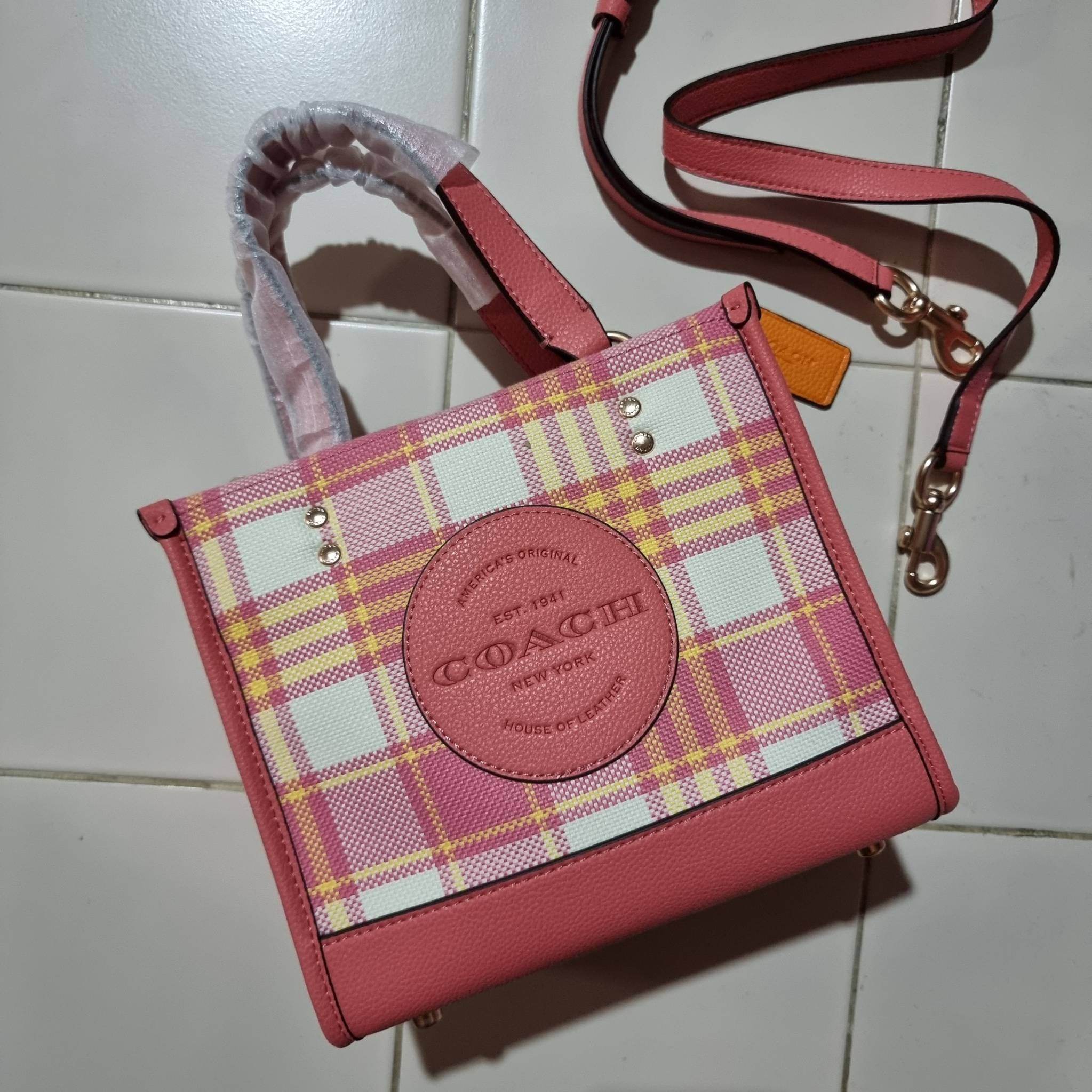 COACH C8198 DEMPSEY TOTE 22 WITH GARDEN PLAID PRINT AND COACH PATCH คอลใหม่สุดคิ้วท์ หวานๆใสๆ น่ารักชะมัด!! ดีไซน์ลายสก็อต เหมาะกับฟีลลิ่งปิคนิคเป็นที่สุด กระเป๋าทรงโท้ท ไซส์กำลังสวย ฟังก์ชั่นการใช้งานก็สะดวกที่สุด มีทั้งสายคล้องในตัว และสายครอสบอดี้ วัสด