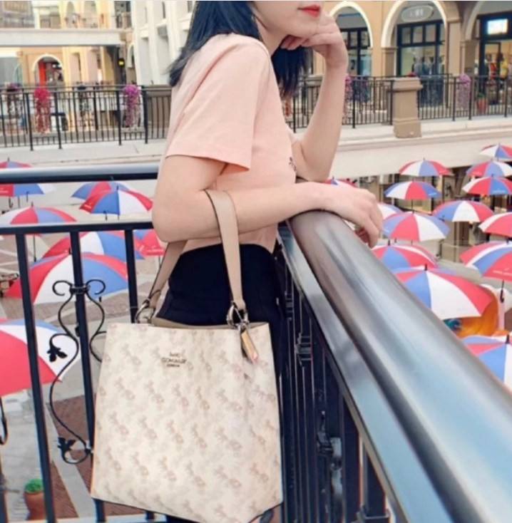 COACH TOWN BUCKET BAG WITH HORSE AND CARRIAGE PRINT ((2081-236)) 🔺กลับมาแล้ว ตามคำเรียกร้องค่ะ! กระเป๋าคล้องไหล่//สะพายข้างได้ วัสดุ pvc อย่างดี หนังนิ่มป่องพองตัวสวยงาม ลายรถม้าทั้งใบค่ะ ภายในกระเป๋าแบ่งเป็น2ช่องหลัก เปิดปิดแบบกระดุมแม่เหล็ก ภายใ