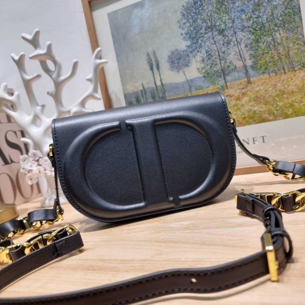 CD SIGNATURE BAG WITH STRAP กระเป๋าสะพายซิกเนเจอร์ ไอเท็มมาแรง ที่สวยแซ่บไม่มีไม่ได้เลย เกรดออริ 1:1 ใช้งานต่างประเทศได้