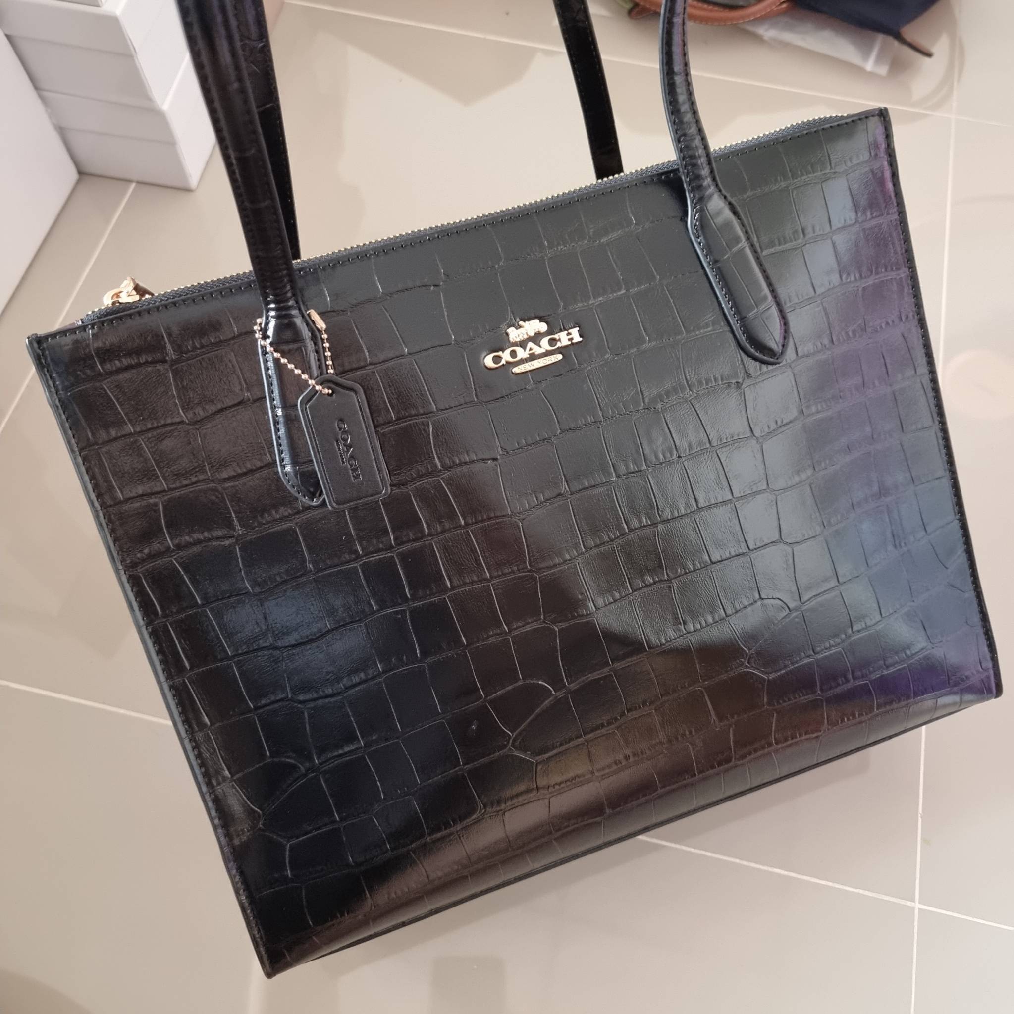 COACH NINA CARRYALL CL654 / COACH Nina Tote Bag พร้อมส่ง 2 สี กระเป๋าโท้ทสะพายไหล่ ใบใหญ่ คอลเลคชั่นใหม่ ตอบโจทย์คนที่ชอบใส่ของเยอะๆได้อย่างดี ดีไซน์รูปทรงคลาสสิค เรียบหรู