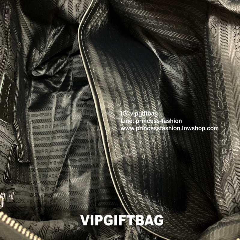 PRADA NYLON TRAVEL BAG PREMIUM GIFT ค่ะ กระเป๋าเดินทาง ทรงหมอน วัสดุไรบ่อนอย่างดี เนื้อหนา น่าใช้มากๆค่ะ อะไหล่เงิน ด้านหน้ามีโลโก้แบรนด์ เปิดปิดกระเป๋าแบบซิป ภายในโล่ง กว้างมากๆ ใส่ของได้เยอะเลยค่ะ มีช่องซิป ช่องเล็ก ช่องโล่ง แยกออกเป็นสัดส่วนค่ะ ด้านหลั