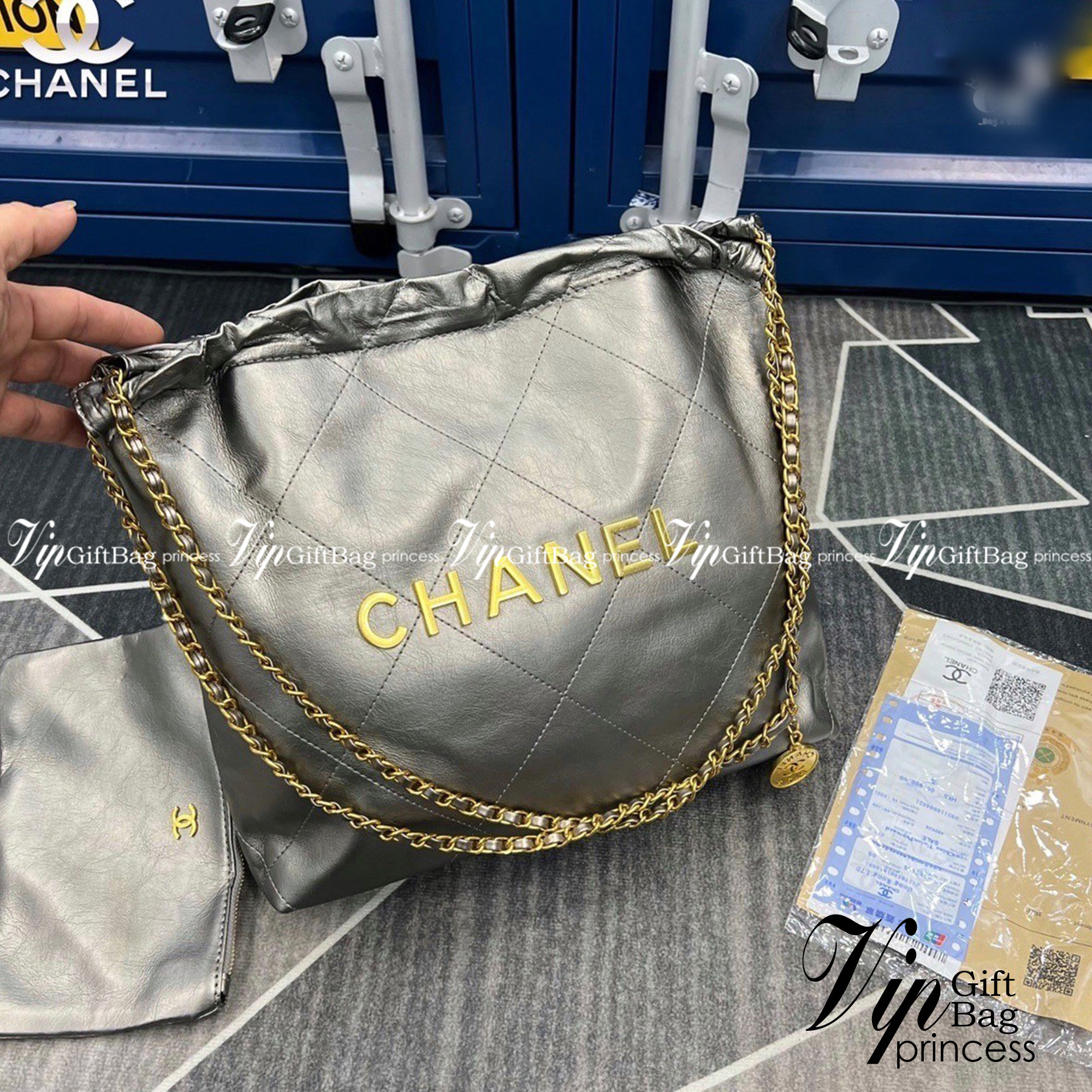 Chanel ss22 Logo CC shopping tote / Chanel 22 handbag 12" มาแรงที่สุดในตอนนี้ก็คือรุ่นนี้เลย ใช้งานง่ายรุ่นนี้สามารถใช้ได้ทั้งผู้หญิงและผู้ชายน้า เกินต้านที่สุดกับไอเท็มนี้ ที่สาวๆหรือใครๆก็ต้องมีแล้ว!! แค่เห็นก็หลงรัก กระเป๋าทรงสวย