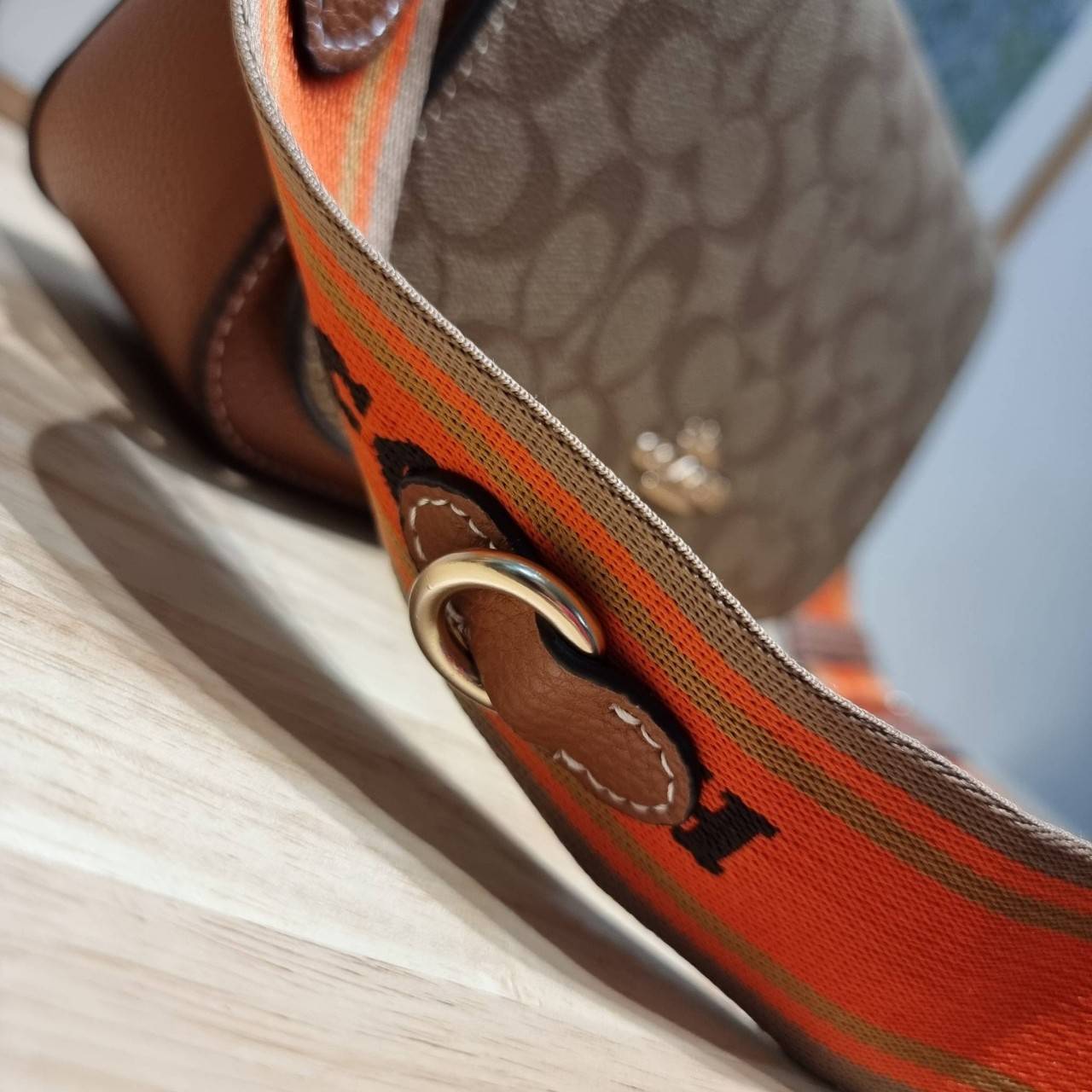 OACH LOGAN MESSENGER IN SIGNATURE CH483 CH252 กระเป๋าสะพาย รุ่นใหม่ สไตล์สปอร์ต ดีไซน์สวย ขนาดกำลังดีคล่องตัว สายสะพายเส้นใหญ่ทนทาน