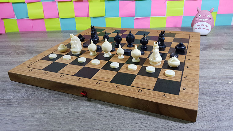 ชุดหมากรุกไทยตัวพลาสติกกระดานไม้พับช่องถมดำ