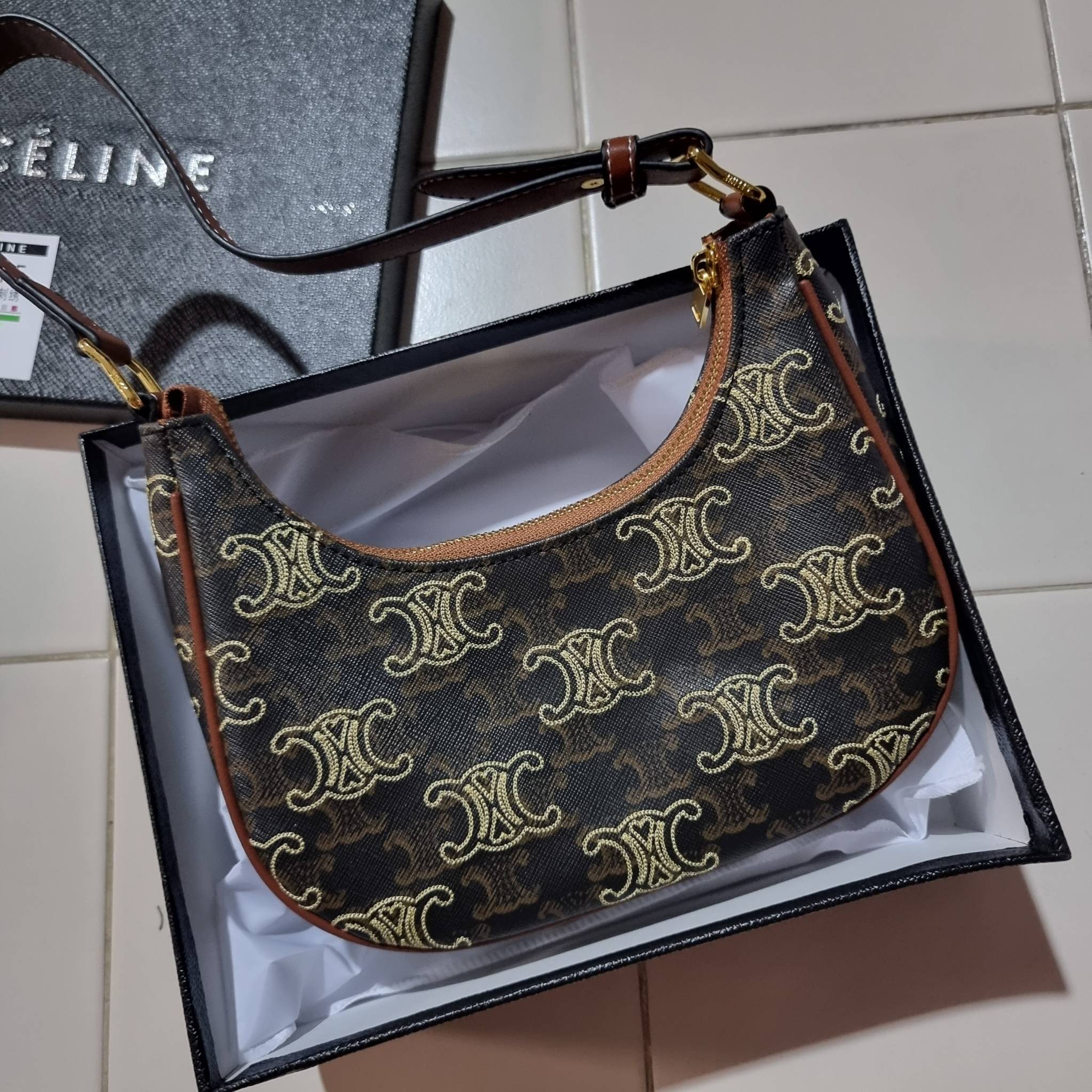 VIP 🥂 CELINE AVA IN TRIOMPHE CANVAS WITH TRIOMPHE HEART EMBROIDERY สวยเกินต้านรุ่นสุดปัง ที่ดีไซน์ออกมาใหม่ พร้อมให้ได้สวยก่อนใครไปเลย กับกระเป๋าสะพายไหล่ รูปทรงไม่เหมือนใครไม่เกร่อ ใช้แล้วดูแพง!! และที่น่ารักแบบตะโกนก็ตรงที่ โลโก้ลายปัก ดีเทลเดิน