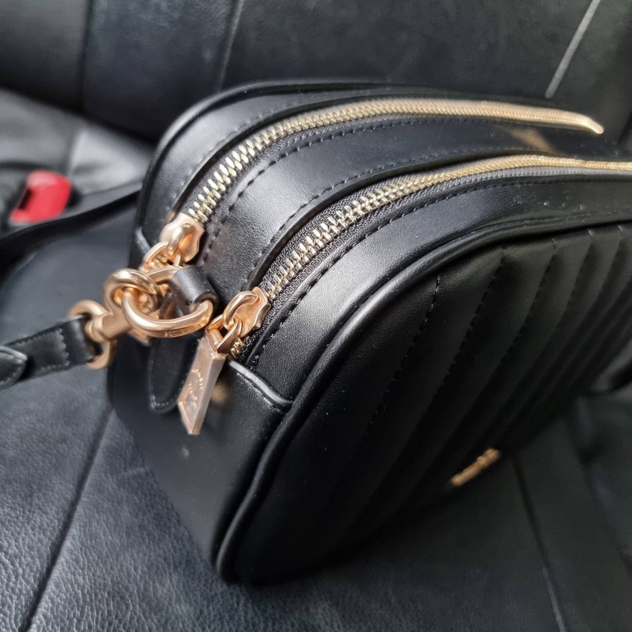 COACH C1569 JES CROSSBODY WITH LINEAR QUILTING ใหม่ล่าสุด!! กระเป๋าสะพายข้าง รุ่น 2 ซิป ใบใหญ่จุใจ ดีไซน์ใหม่ เพิ่มลูกเล่นให้ดูหรูหรายิ่งขึ้น วัสดุหนังสังเคราะห์บุเป็นลายเส้นสวยงาม เปิด-ปิดด้วยซิป 2 ช่องหลัก ใช้งานง่าย ทรงสวยมากๆรุ่นนี้ มาพร้อมสายสะพาย cr