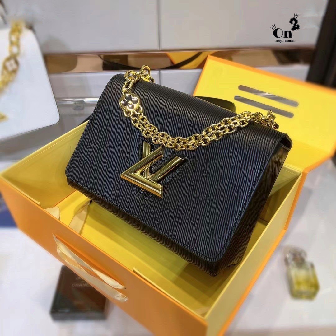 LOUIS VUITTON Twist MM Epi Leather Handbags / LV Twist MM หนัง Epi ลายเกรน ตัวล็อก LV Twist สีทองไอคอนิกช่วยเติมเต็มความสมบูรณ์แบบให้กับกระเป๋าได้อย่างลงตัว เหมาะสำหรับการใช้งานเป็น everyday bag หรือถือออกงานก็สวยเลยค่ะ