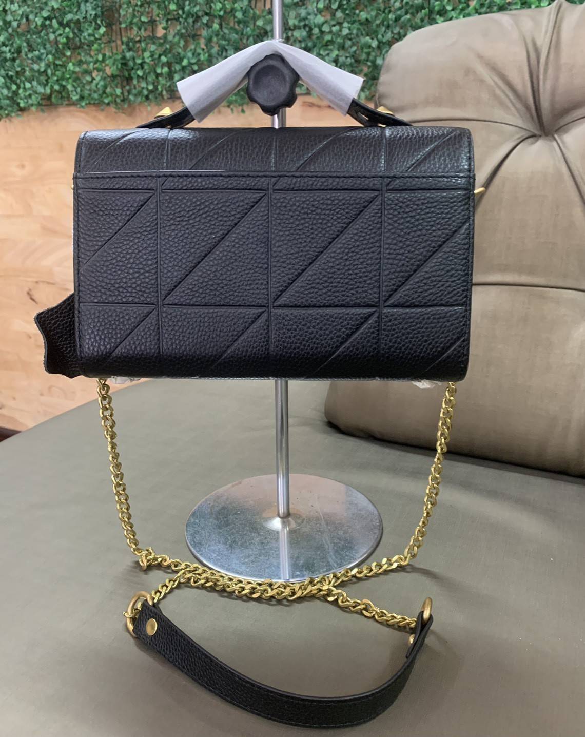 SAINT LAURENT YSL BAG VIP GIFT WITH PURCHASE (GWP) พรีเมี่ยมกิ้ฟ Limited Edition จาก YSL DUTY FREE COUNTER วัสดุหนังแกะหนังเคราะห์ ตกแต่งลวยลายตาราง ปักหมุดตรงหูหิ้ว ด้านหน้าประดับโลโก้แบรนด์YSL ขนาดกระทัดรัด หนังเงาสวย อะไหล่ทองทั้งใบ มาพร้อมสายสะพายยาวส