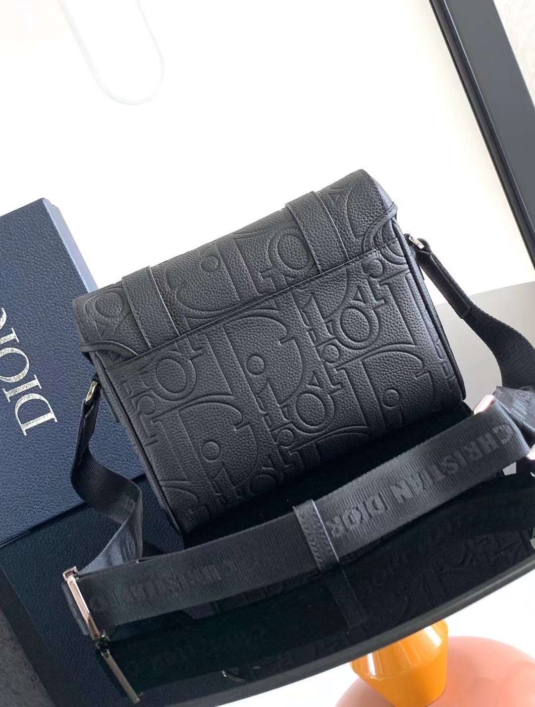 DIOR Hit the Road Messenger Bag with Flap กระเป๋าสะพายทรงแมสเซ็นเจอร์ รูปทรงใหม่ทันสมัย สง่างามเหนือกาลเวลา เกรดออริ สลับแท้ 1:1