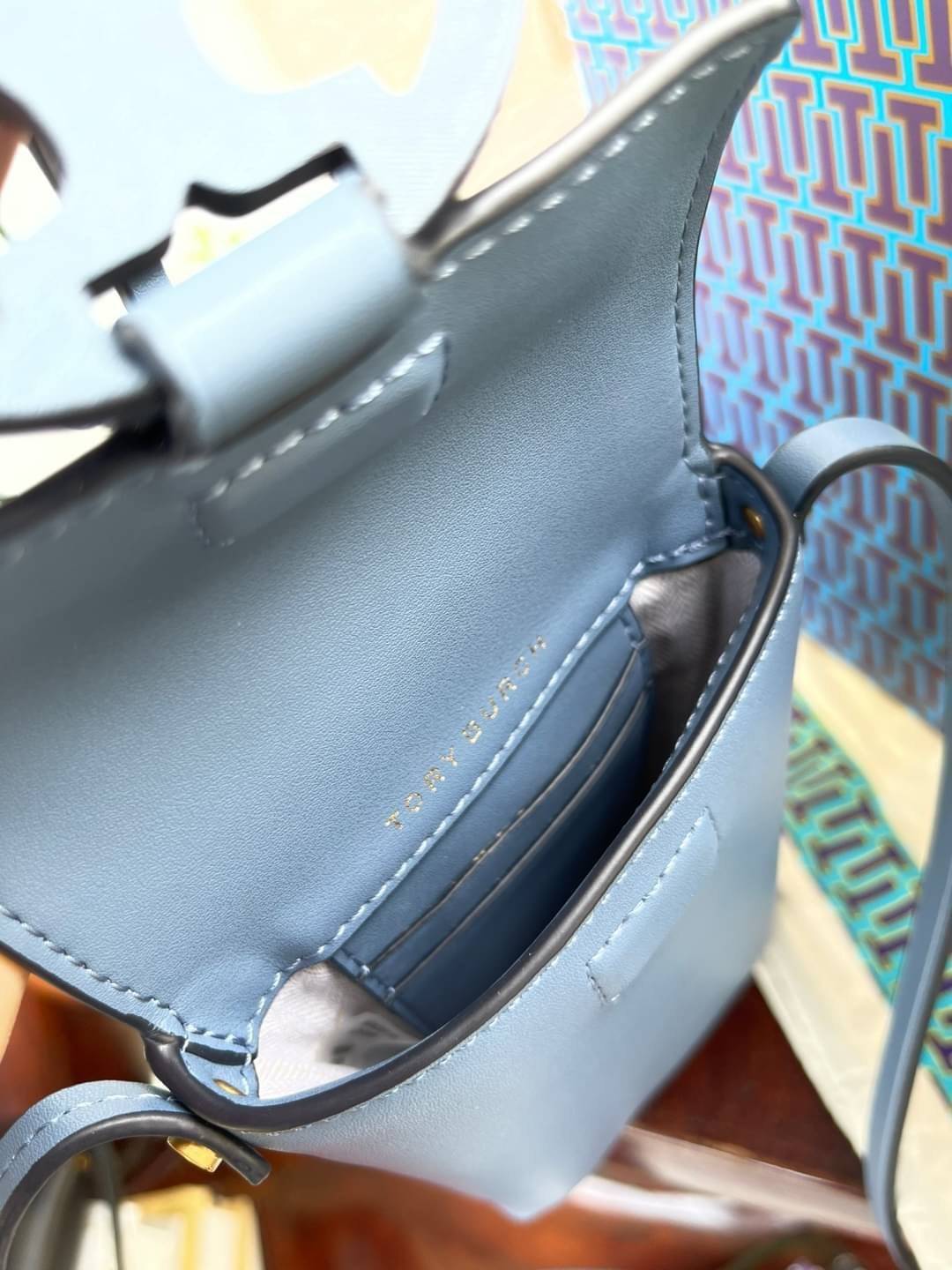 TORY BURCH MILLER METAL PHONE CROSSBODY อีกหนึ่งกระเป๋าใส่มือถือรุ่นฮิตที่เชื่อว่าหลาย ๆ คนต้องเคยเห็นผ่าน ๆ ตามาอย่างแน่นอน กับแบรนด์ Tory Burch ดีไซน์กระเป๋าทรงฝาพับแม่เหล็กใช้งานง่าย มาพร้อมดีเทล Logo สีเดียวกับเฉดสีของกระเป๋า แต่ยังมีความน่ารักด้วยทรง