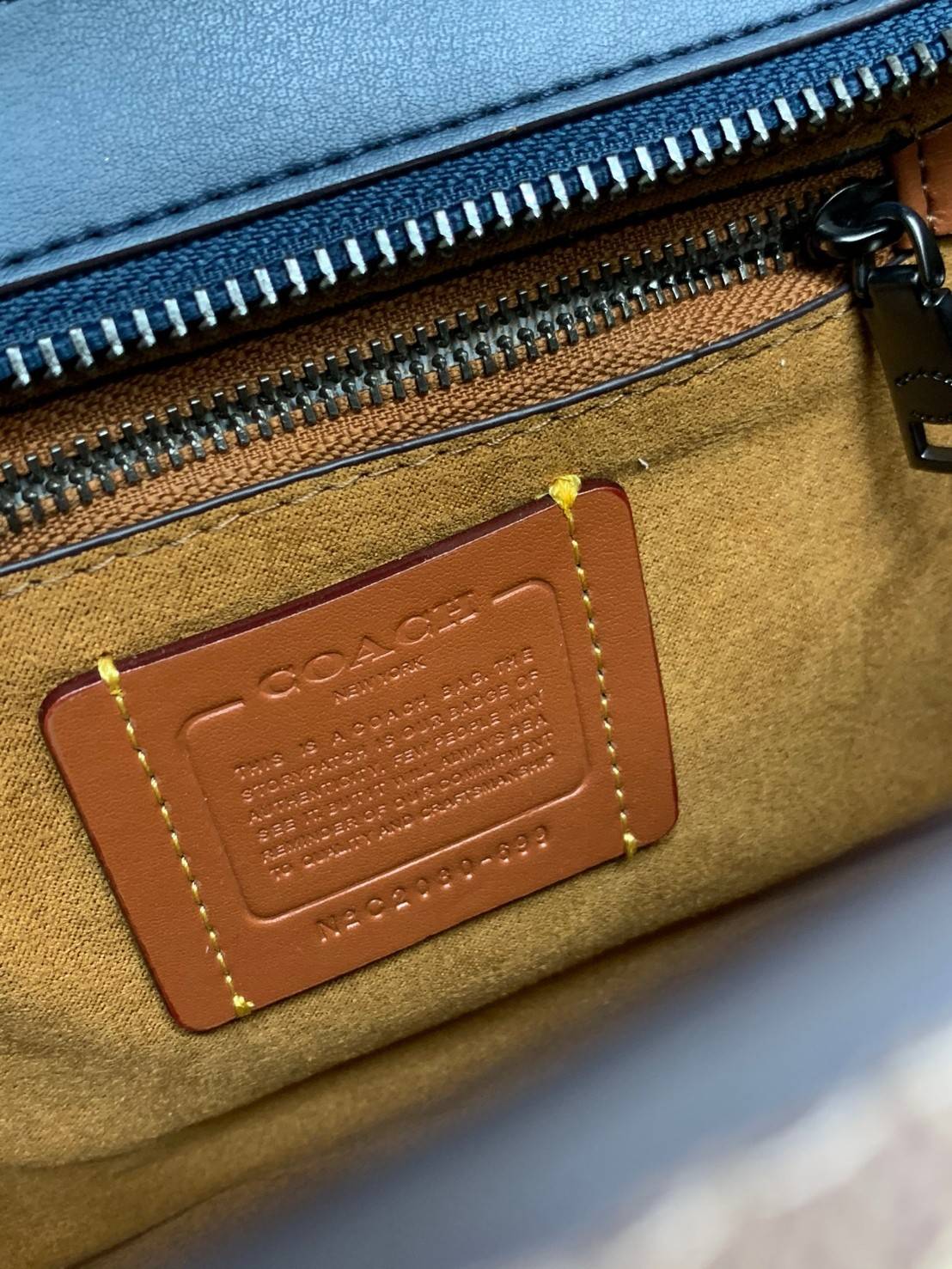 COACH COURIER CARRYALL 23 IN COLORBLOCK SIGNATURE CANVAS พร้อมส่ง 7 แบบ พร้อมส่ง ลุคดูไฮสุดๆค่ะ! กระเป๋าสะพายหนังหรูหราและคลาสสิค หนังแท้ชั้นดีที่สุด น้ำหนักเบา หนังสวยมากก สัมผัสแล้วหลงรักแน่นอนจ้าา😘