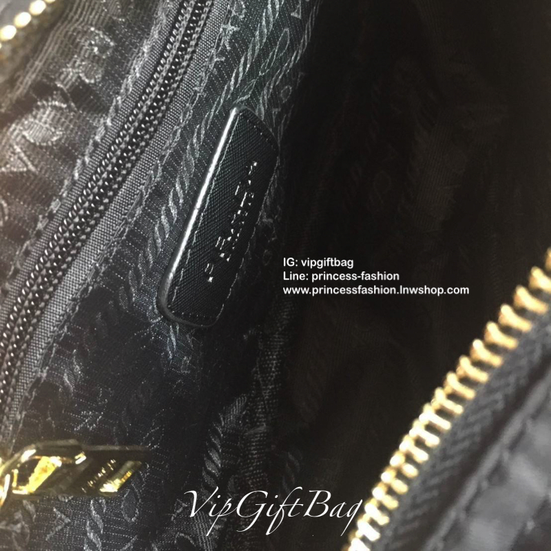 Prada nylon รุ่น Limited edition **กระเป๋าทรงน่ารัก จับจีบปากกระเป๋า ดีมาก วัสดุผ้าNyonกันน้ำ ตามแบบฉบับแบรนด์ เปิด/ปิดด้วยซิป ภายในเย็บติดป้ายหนังแบรนด์ มีช่องซิปเล็ก1 สามารถใส่ของจุกกจิกได้ สามารถใส่IPad mimiได้ มีช่องซิปเล็ก1ช่อง มาพร้อมสายหนังสั้นคล้อ