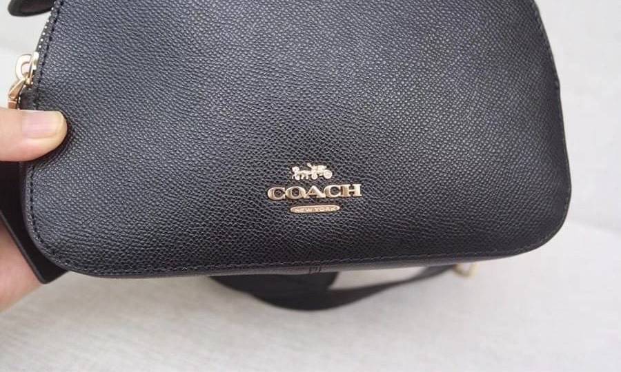 COACH SERENA SATCHEL CROSSBODY BAG กระเป๋าทรงโดมเล็ก น่ารัก แต่ใส่ของได้จุเลยทีเดียว!! มี2ช่องซิปหลัก ช่องค่อนข้างกว้าง สามารถใส่กระเป๋าเงินใบกลางได้;ของจำเป็นอื่นๆได้ครบเลยค่ะ มีช่องเล็กให้ใส่ของจุกจิก ด้านหลังมีช่องเล็กให้อีกช่องค่ะ พร้อมสายยาวถอดออกได้