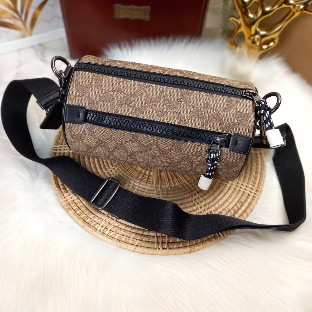COACH BARREL SIGNATURE CANVAS CROSSBODY (C2957) กระเป๋าสะพาย ทรงเก๋ ขนาดกำลังดี ที่บอกได้คำเดียวว่า เท่ไม่หยอก!! คือดีย์มาก!!// วัสดุแคนวาส ผสมหนังแท้ ลาย SIGNATURE รูปทรงกระบอก// เปิด-ปิด ด้วยซิบ ด้านในโล่งกว้าง เก็บของได้เยอะ// มาพร้อมสายสะพาย สายสปอร์ต