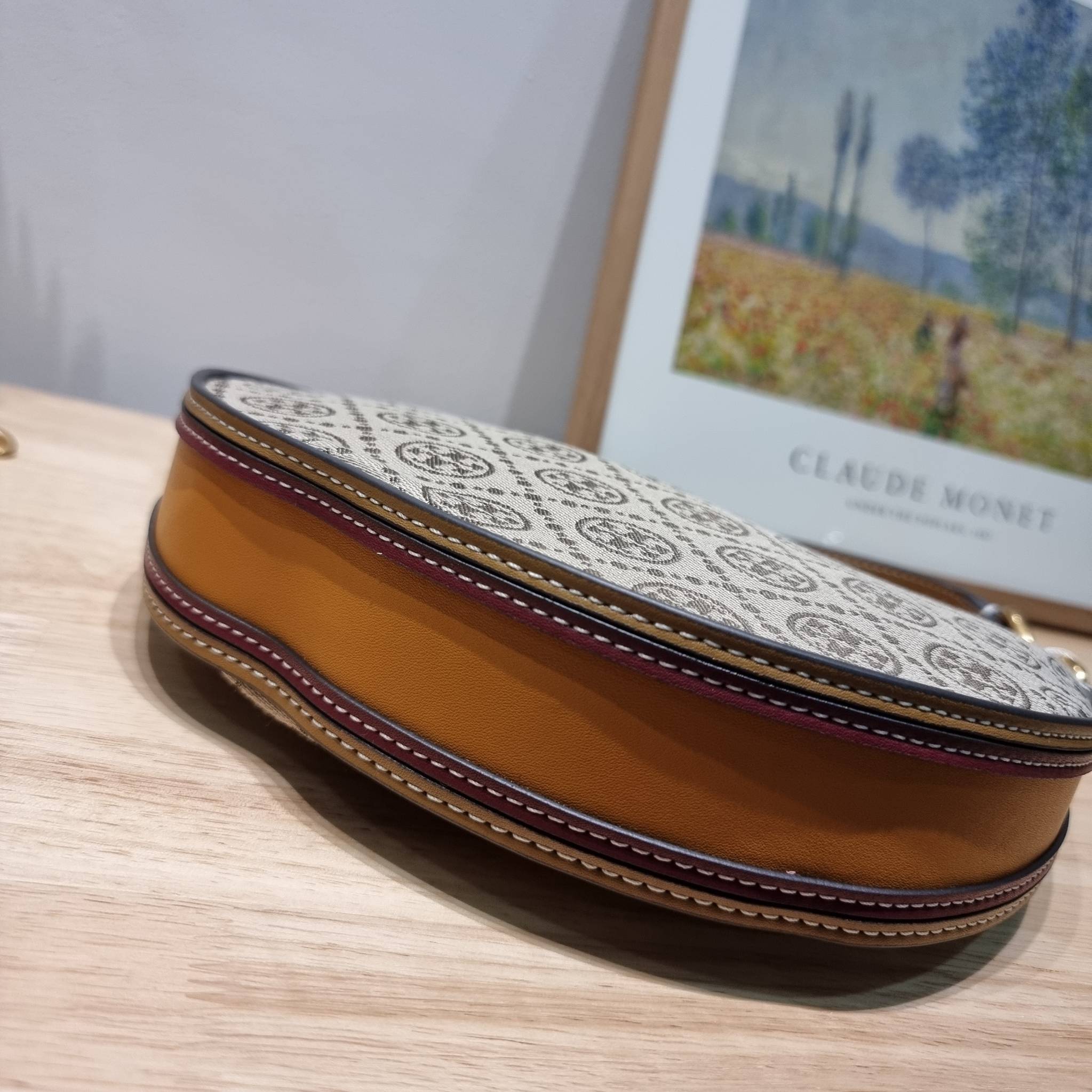 Tory Burch T Monogram Mini Crescent Bag / TORY BURCH T MONOGRAM MINI JACQUARD CRESCENT BAG ร้อนแรงกว่านี้ไม่มีแล้ว กับไอเท็มที่เซเลปรีวิวเยอะมาก!! สาวๆตามหากันไปอีก กระเป๋าทรง half moon ที่ดีไซน์บนผ้า jacquard ลวดลายซิกเนเจอร์ เรียบหรู ผู้ดีมากแม่!