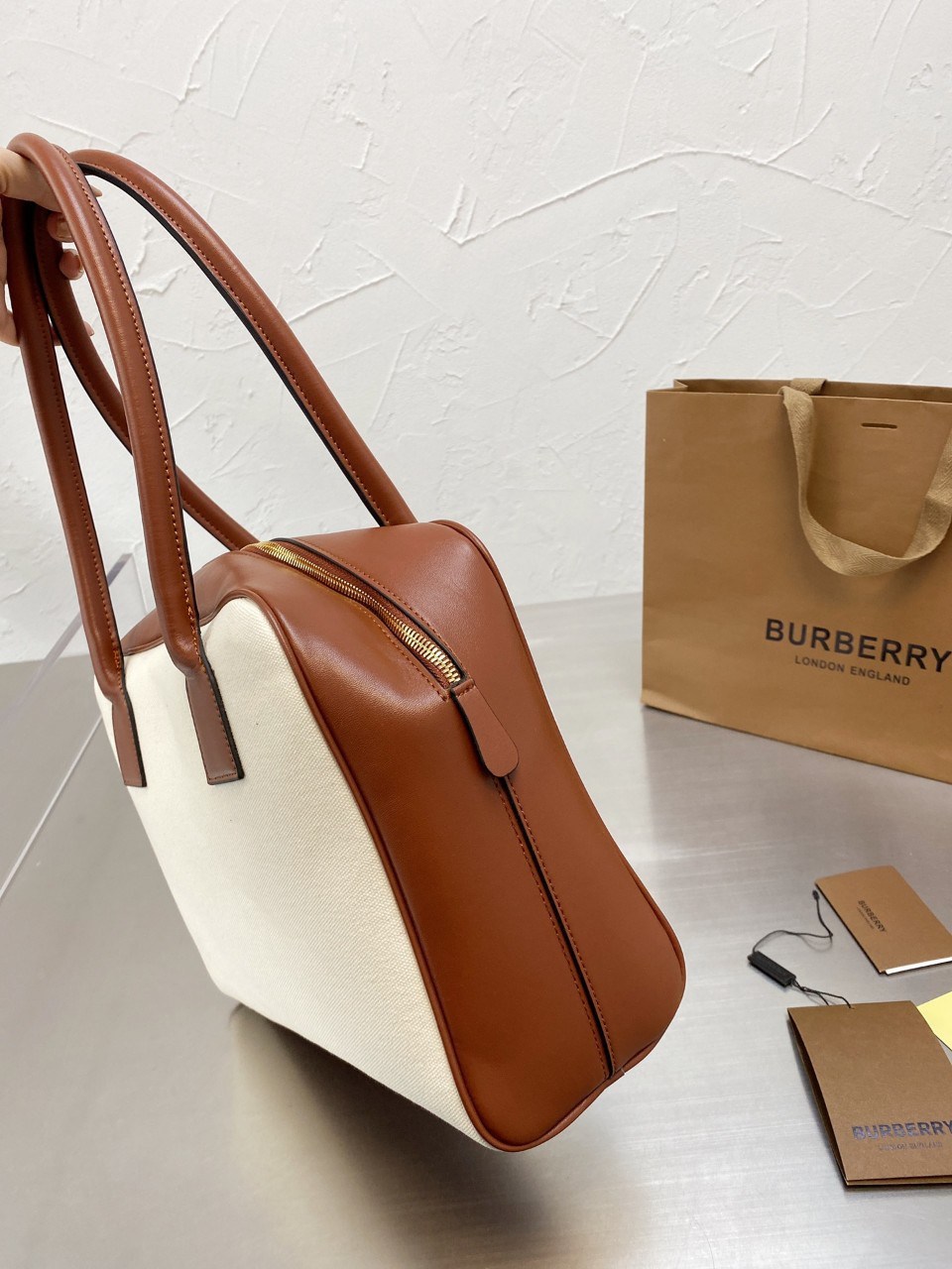 พรีเมี่ยมกิ๊ฟแท้ 100% 】BURBERRY VINTAGE BAG VIP GIFT WITH PURCHASE (GWP) พรีเมี่ยมกิ๊ฟ Limited Edition จากBURBERRY กระเป๋าสะพายไหล่สุดคลาสสิค เปิดปิดด้วยซิปยาวมีที่จับหนัง