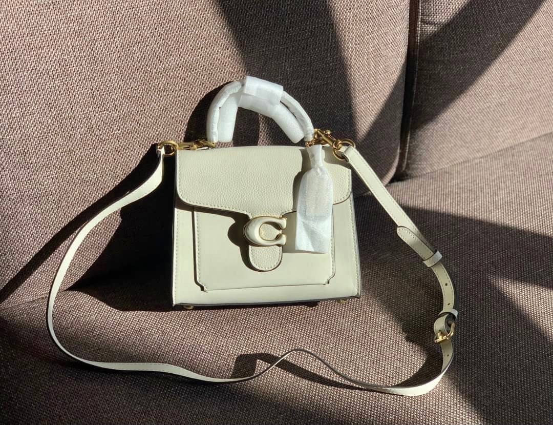 COACH TABBY TOP HANDLE 20 พร้อมส่งที่ไทยค่ะ! กระเป๋าหิ้ว//สะพายข้างได้ หนังแท้อย่างดี กหนึ่งใบทำหนังสองลายได้อย่างสวยงาม พร้อมโลโก้รุ่นใหม่ล่าสุดดูดีมากๆค่ะ เปิดปิดกระเป๋าแบบกดล็อค ภายในมีช่องหลักสองช่อง ใส่มือถือได้ทุกรุ่น;กระเป๋าเงินใบกลางได้;ของจำเป็นจ