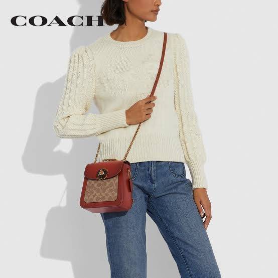 OUTLET 】COACH MADISON CONVERTIBLE BACKPACK 18 IN SIGNATURE CANVAS (C0828) ใบเดียว เปลี่ยนลุคได้เยอะขนาดนี้ ต้องมีแล้ว 🍁ใบนี้ ปรับลุคได้ตามใจสั่งเลย >> เป็นเป้ได้ คล้องไหล่ได้ คลอสบอดี้ได้ หรือจะปรับสายสั้นเก็บด้านในกระเป๋า ถือแบบสวยๆ ดูดีแบบ