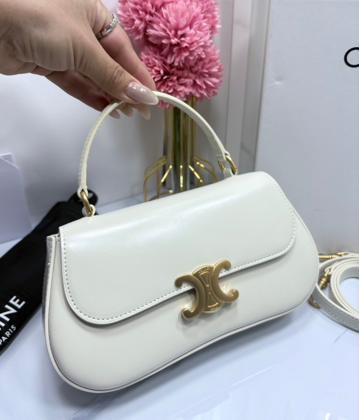 CELINE LOLA TEEN bag in glossy leather กระเป๋าทรงโฮโบรุ่นใหม่ หนังแท้ขึ้นเงาสวยก่อนใคร ดีไซส์ใหม่มุมโค้งมน สวยละมุนเป็นคุณหนูน่าทะนุถนอม