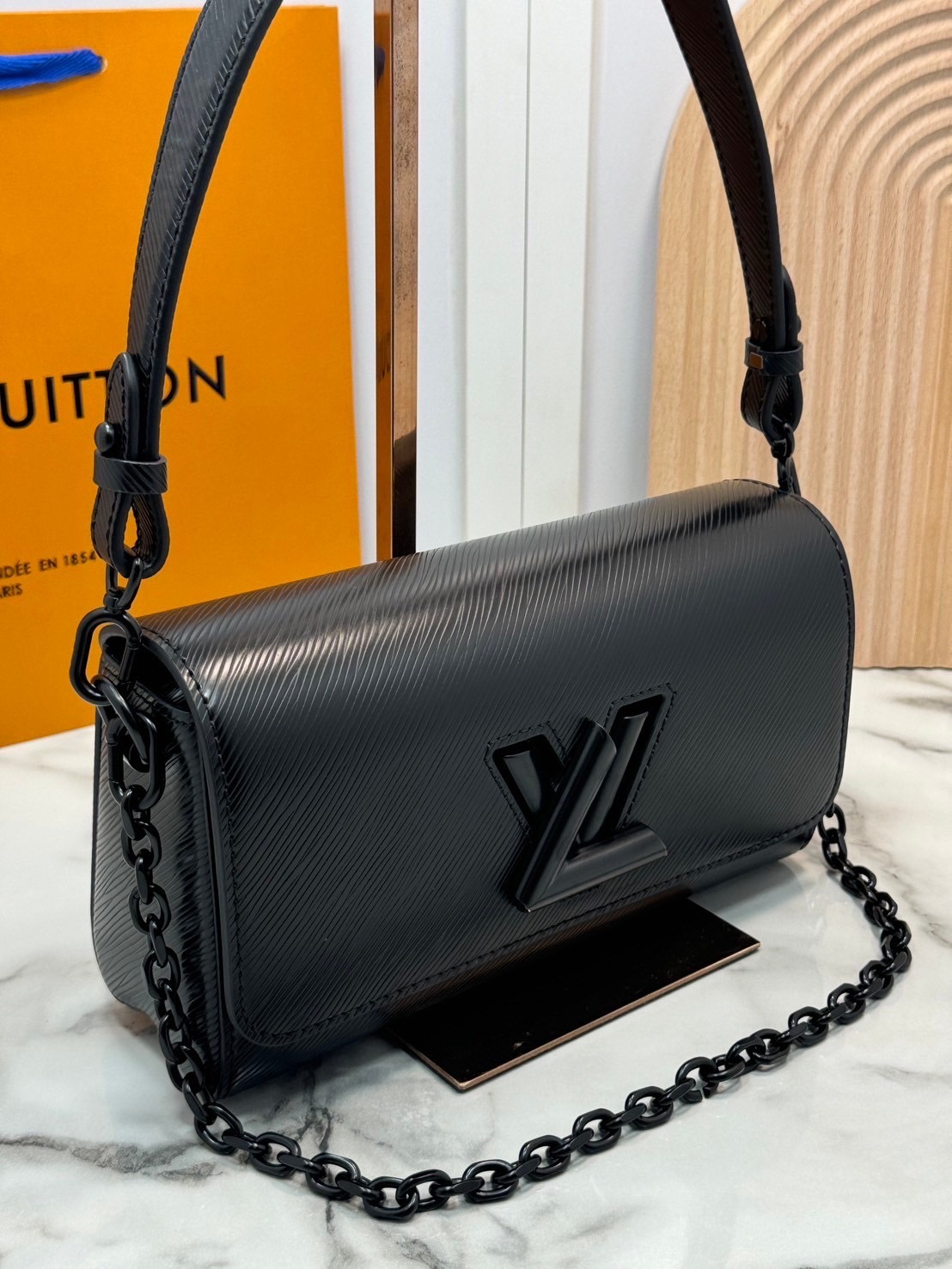 ORI หนังแท้ | LV Twist West Bag กระเป๋าสะพายหนัง Epi ลายเกรน สุดคลาสสิกมาดีไซน์ใหม่ในรูปทรงยาวเผยลุคมีระดับเหนือกาลเวลา ความหรูหราเข้ากับสตรีตสไตล์