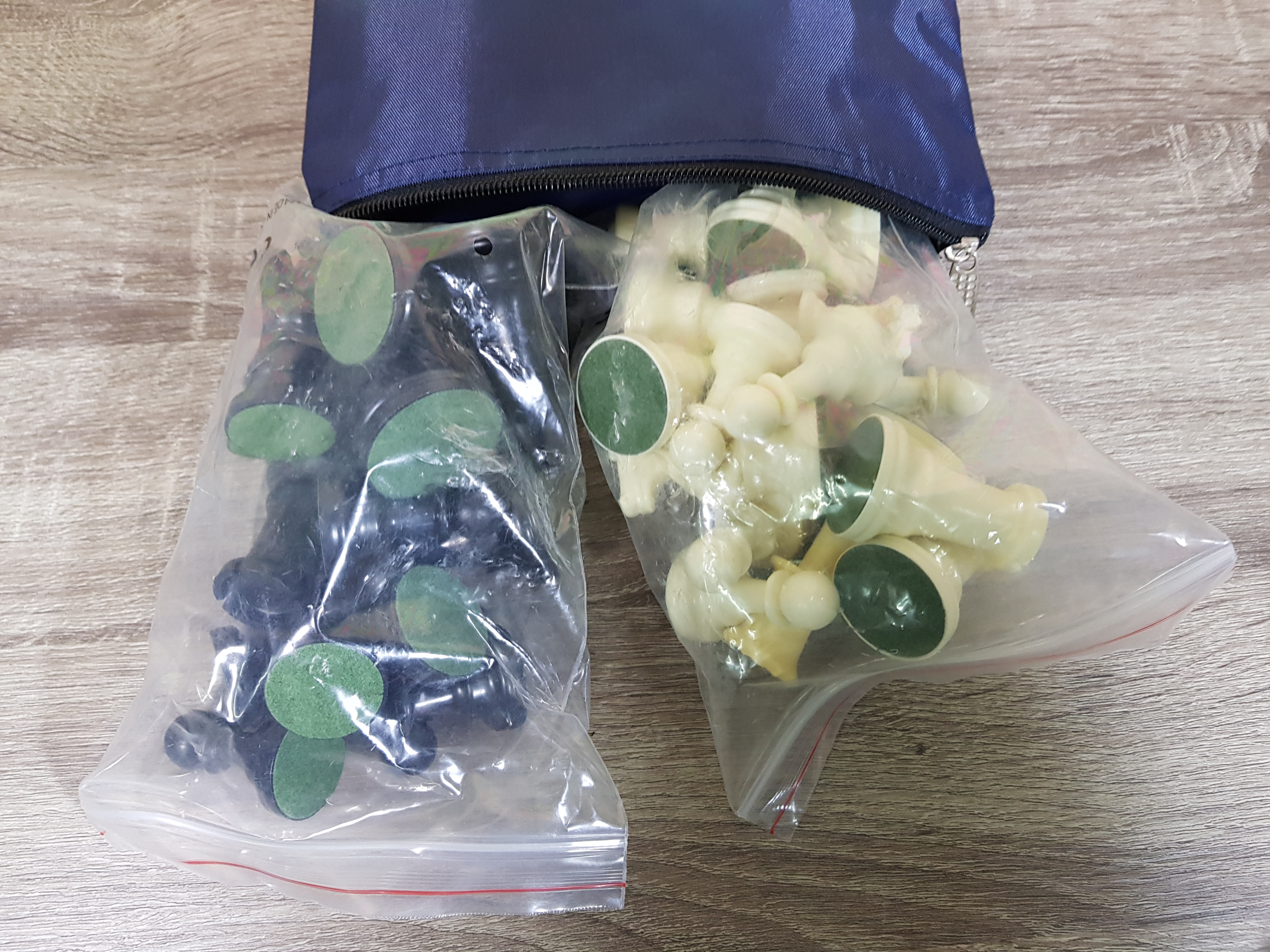 ตัวหมากรุกสากลเรซิ่นพร้อมกระเป๋าผ้าใส่ตัว