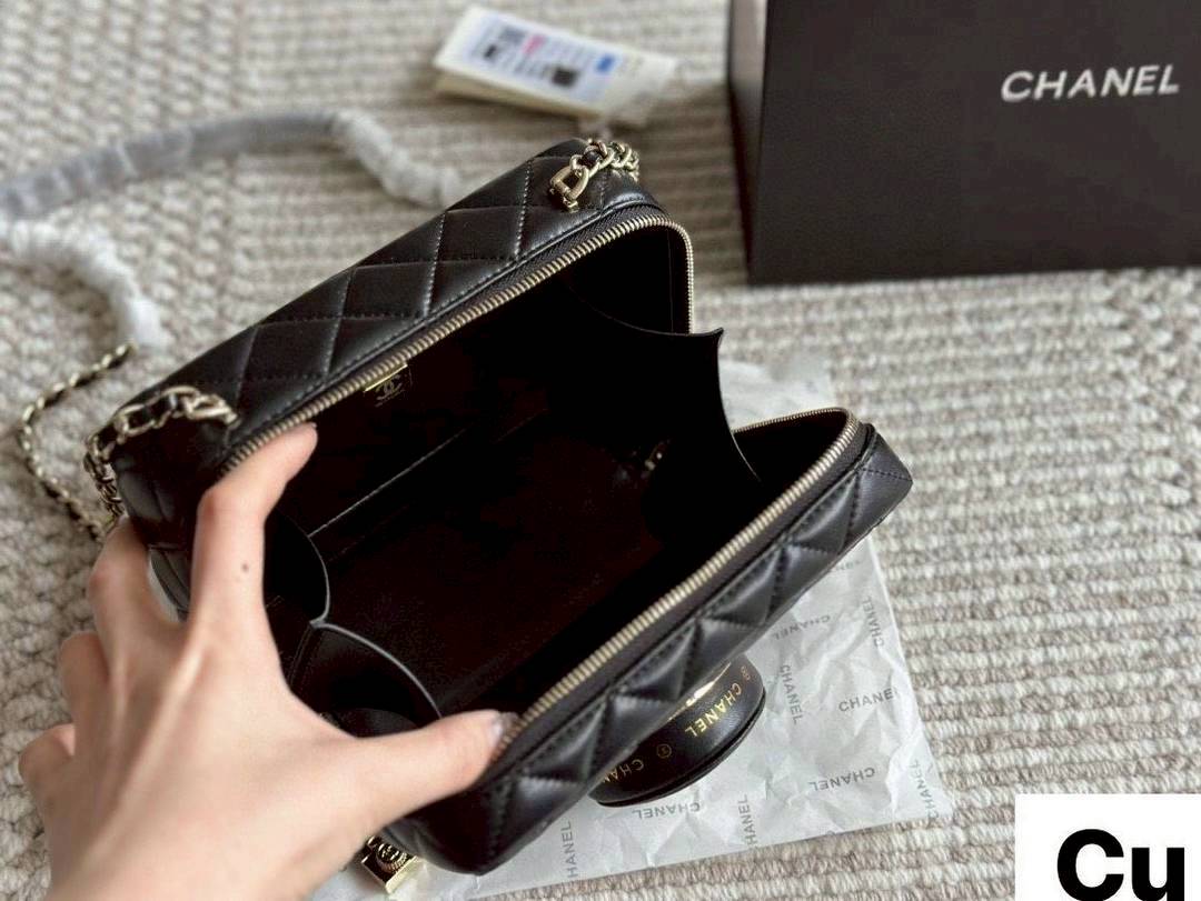 Chanel 24 camera bag Spring 2024 กระเป๋าสะพายทรงกล้อง เก๋มากสุดไอคอนิก ดีไซน์เป็นเอกลักษณ์ ดูแพงเกินเรื่อง มีความโดดเด่นดีไซน์คล้ายเลนส์ด้านหน้าเปิดเป็นกระจกได้