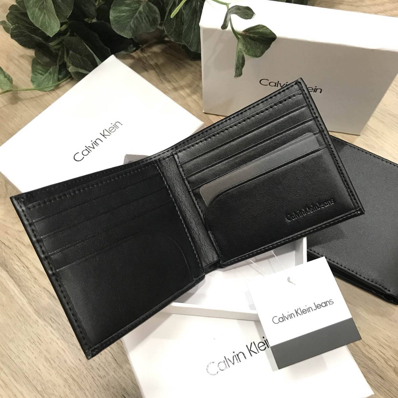 CALVIN KLEIN JEANS SHORT WALLET กระเป๋าสตางค์สั้นพับ 2 ตอน รุ่น Limited Edition หนังนิ่มสวย ด้านหน้าปั๊มแบรนด์ ขนาดกำลังดี พกพาสะดวก ภายในมีช่องใส่บัตร, ช่องใส่ธนบัตรแบงก์พัน แยกสองช่อง เป็นสัดส่วน มาพร้อมกล่องกระดาษแบรนด์มอบเป็นของขวัญ ก็เหมาะค่ะ