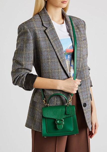 COACH TABBY TOP HANDLE 20 พร้อมส่งที่ไทยค่ะ! กระเป๋าหิ้ว//สะพายข้างได้ หนังแท้อย่างดี กหนึ่งใบทำหนังสองลายได้อย่างสวยงาม พร้อมโลโก้รุ่นใหม่ล่าสุดดูดีมากๆค่ะ เปิดปิดกระเป๋าแบบกดล็อค ภายในมีช่องหลักสองช่อง ใส่มือถือได้ทุกรุ่น;กระเป๋าเงินใบกลางได้;ของจำเป็นจ