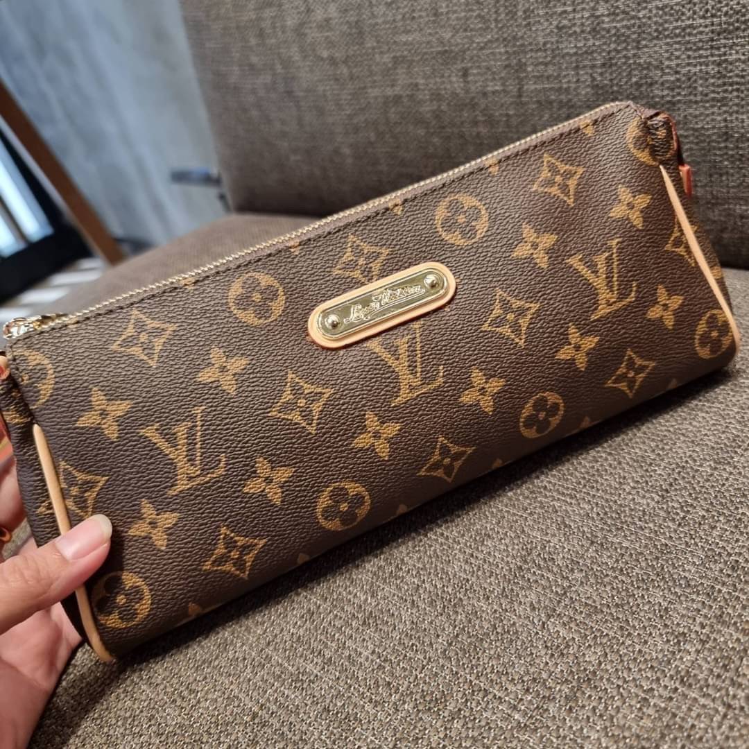 LV CROSSBODY CLUTCH BAG WITH CHAIN / LV Eva Clutch Crossbody Bag กระเป๋าสะพายวีไอพีพรีเมี่ยม วัสดุหนังแคนวาสคุณภาพ โลโก้เพลทอะไหล่ทอง คมชัด หรูหรา เปิด-ปิดกระเป๋าด้วยซิป ภายในเป็นช่องโล่ง ใส่ของใช้สำคัญได้สบายๆ มือถือ พาวเวอร์แบงค์ เครื่องสำอางค์ ของจุกจิ