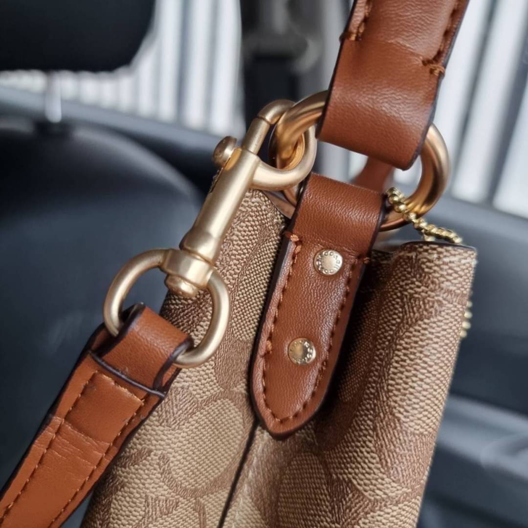 COACH 2312 SMALL TOWN BUCKET BAG IN SIGNATURE CANVAS รุ่นยอดนิยมใบเล็กมาครบสีแล้วจ้า กระเป๋าทรงบัคเก็ต สีผู้ดี๊ผู้ดี ตัวกระเป๋าดีไซน์คลาสสิคลายซี ดูโดดเด่น วัสดุหนังแคนวาสเคลือบลาย สวยคมทุกมุมจริงๆ!! เปิด-ปิดด้วยกระดุมแม่เหล็กทั้ง 2 ฝั่ง ภายในเป็นช่องโล่ง