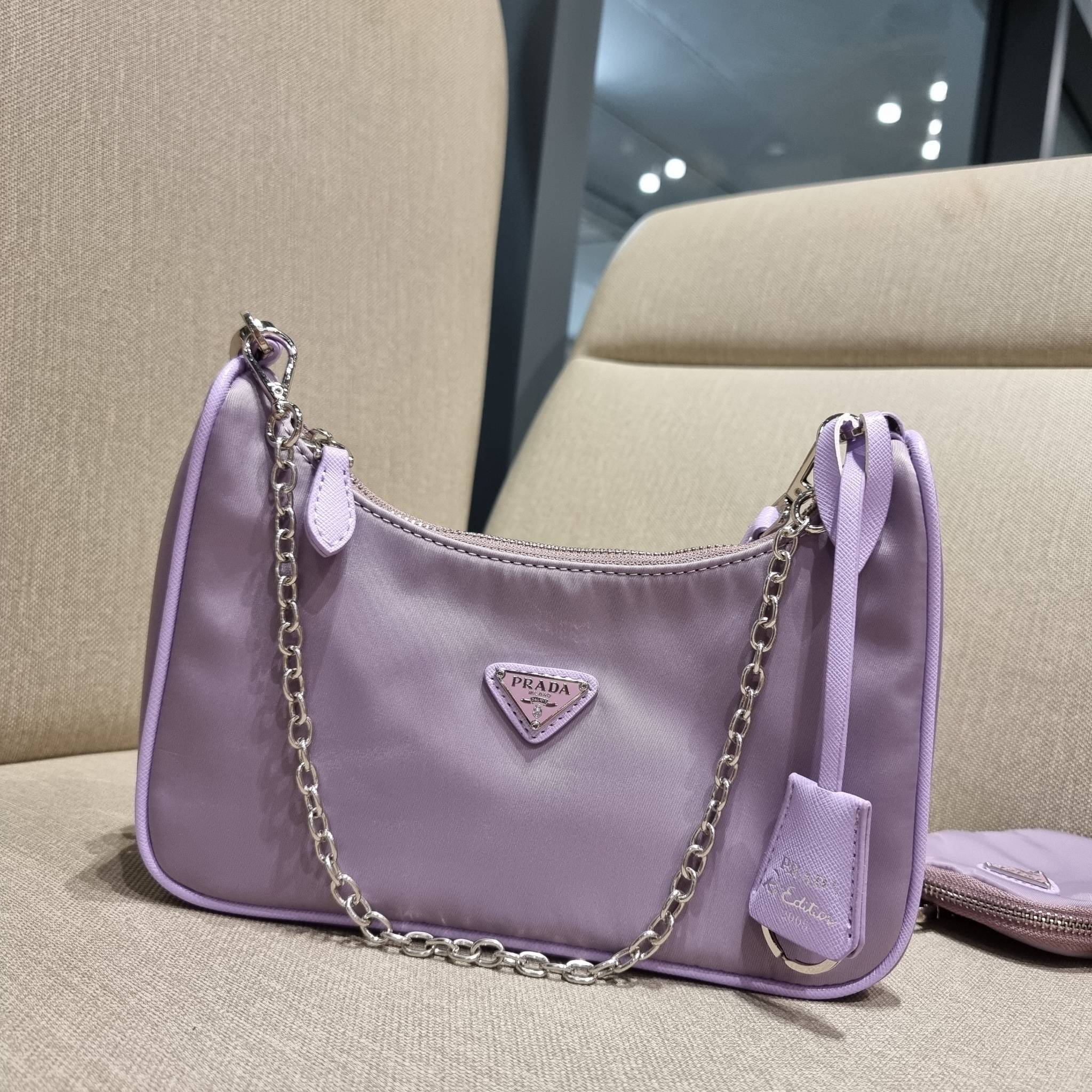 VIP 🥂 PRADA RE-EDITION 2005 RE-NYLON SHOULDER BAG ไอเท็มสุดปัง ที่ฮิตตลอดกาลไม่ว่าจะปีไหนๆ จัดให้ครบทั้งสีขายดีและสีใหม่ล่าสุด ที่สายคุณหนูห้ามพลาด!! กับกระเป๋าสะพายทรงคลาสสิค เหมาะเป็น everyday bag มากๆ วัสดุผ้าไนล่อนคุณภาพ พร้อมใบลูก ไว้ใส่เหรีย