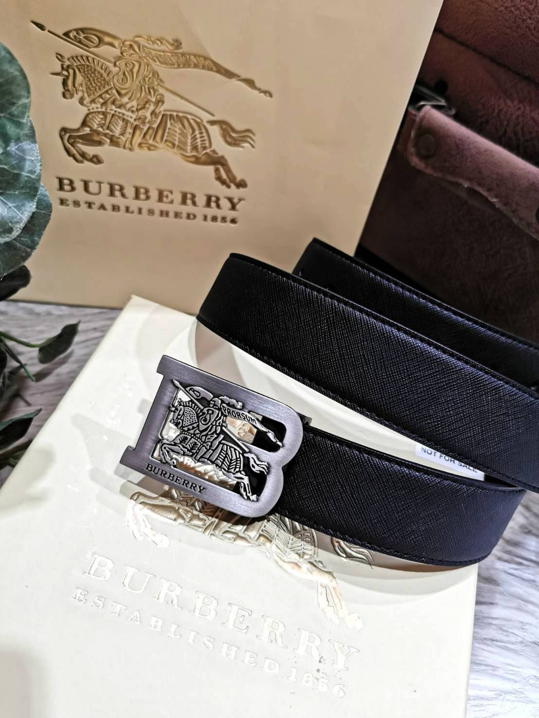 Burberry Leather Belt VIP Gift With Purchase (GWP) เข็มขัดหนังแท้ดีไซน์สวยหรูคลาสสิคพรีเมี่ยมกิ๊ฟ Limited Edition จาก Burberry DutyFree Counter โดดเด่นที่หัวเข็มขัดโลโก้แบรนด์พร้อมสายเข็มขัดหนังแท้ Saffiano สีดำสุดคลาสสิคเอ้าได้กับทุกชุดไม่มีเอ้าท์ ใน Ori