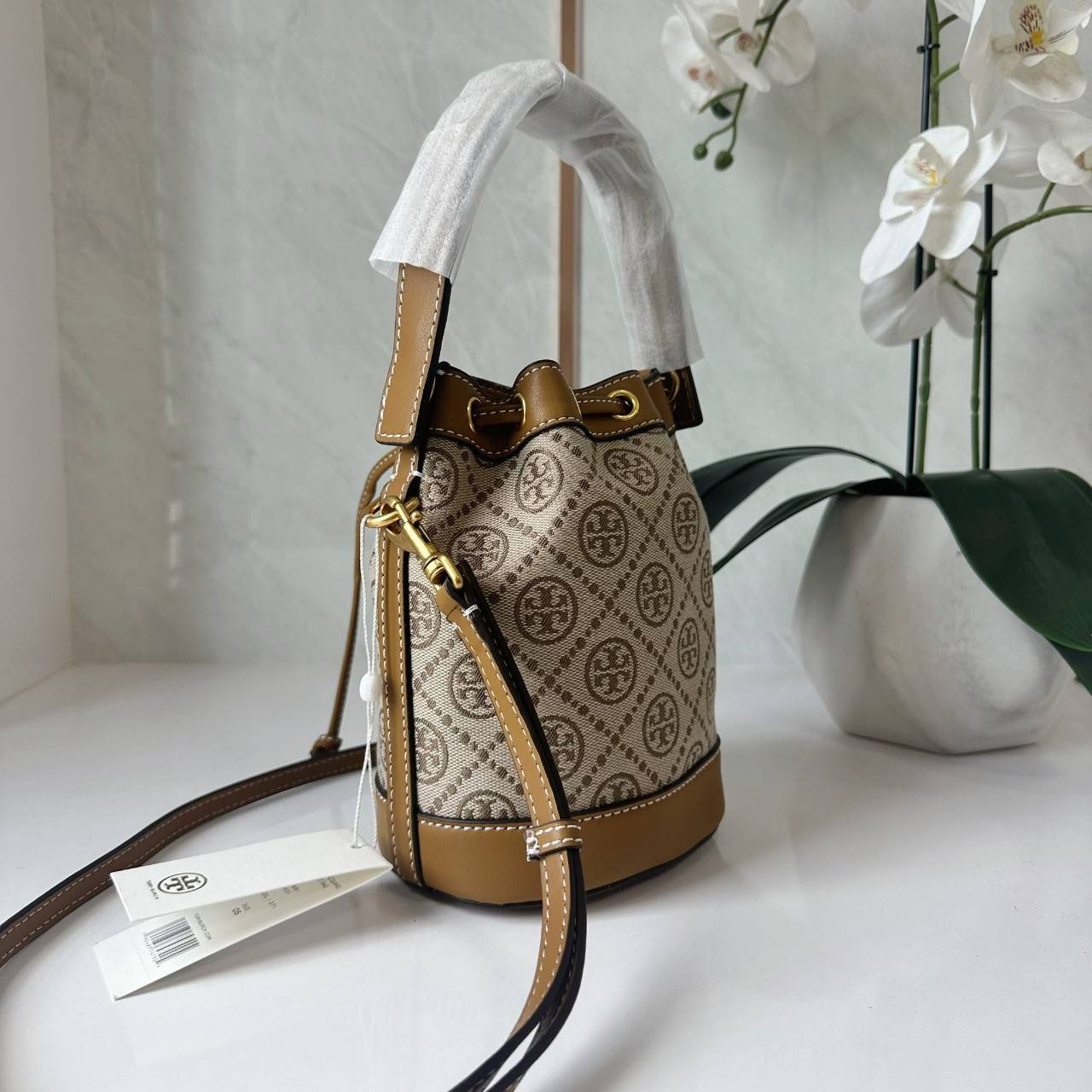 TORY BURCH T MONOGRAM JACQUARD MINI BUCKET BAG กระเป๋าทรงบัคเก็ตไซส์มินิ ทรงยอดนิยมขนาดน่ารัก