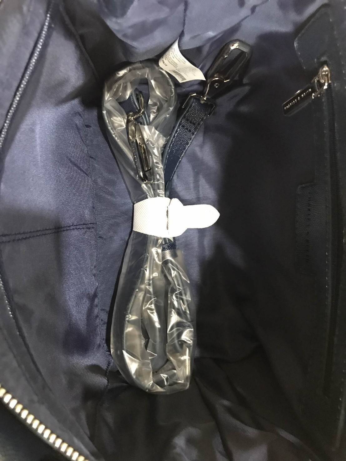 คาเวียร์อะไหล่เงิน DON'T MISS! BEST SELLER! CHARLES & KEITH STRUCTURED TRAPEZE BAG 2018 กระเป๋าถือหรือสะพายรุ่นยอดนิยมดีไซน์สวยหรูวัสดุหนังคาเวียร์อยู่ทรงด้านข้างเเต่งหนังช่องตัดดูมีดีเทล ด้านหน้าสกรีนโลโก้ ด้านหลังมีช่องซิป เปิดปิดด้วยซิปหัวซิปปั้มโ