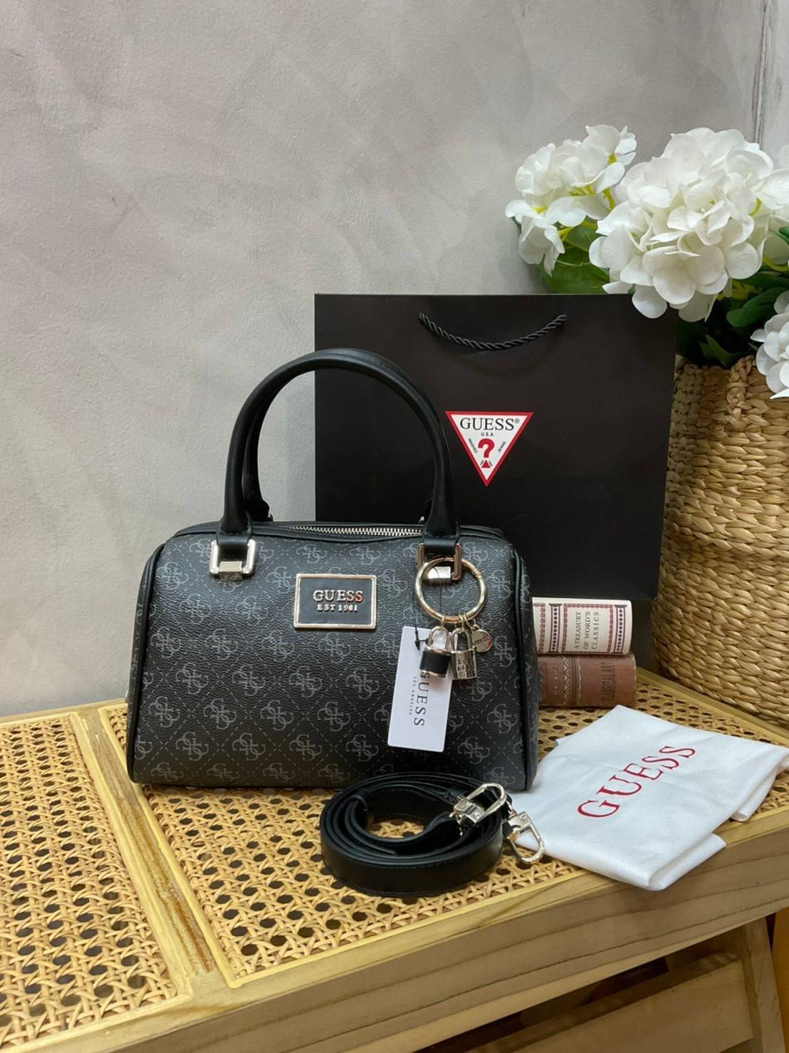 Guess Handbag with Small Shoulder Strap Tyren SG796605 New collection!! Guess ทรงหมอน ขนาดเล็ก ลายซิกเนเจอร์แบรนด์ ทรงหมอนยอดฮิต มีให้เลือก 5 สี สีสวยคลาสสิก เข้ากับง่ายกับทุกชุด ปิด/เปิด ด้วยซิป ภายในโล่งกว้าง แยกเป็นสัดส่วนใช้งาน ซับในตราแบรนด์ ใส่กระเป