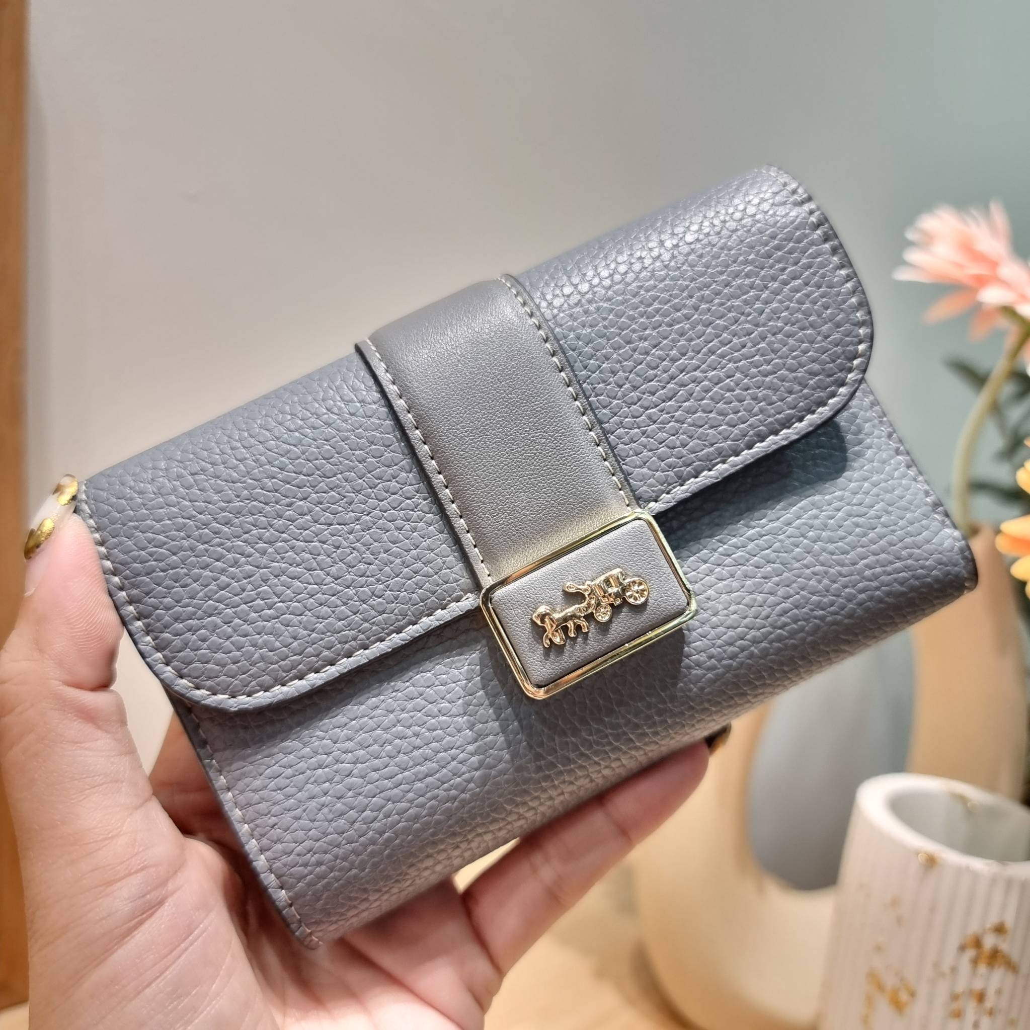 COACH MEDIUM GRACE WALLET IN SIGNATURE CANVAS CC061 CC060 CC059 พร้อมส่ง 5 สี กระเป๋าสตางค์ใบกลาง ดีไซน์หรู โดดเด่นด้วยโลโก้สไตล์วินเทจ คลาสสิค โทนสีใช้งานง่าย