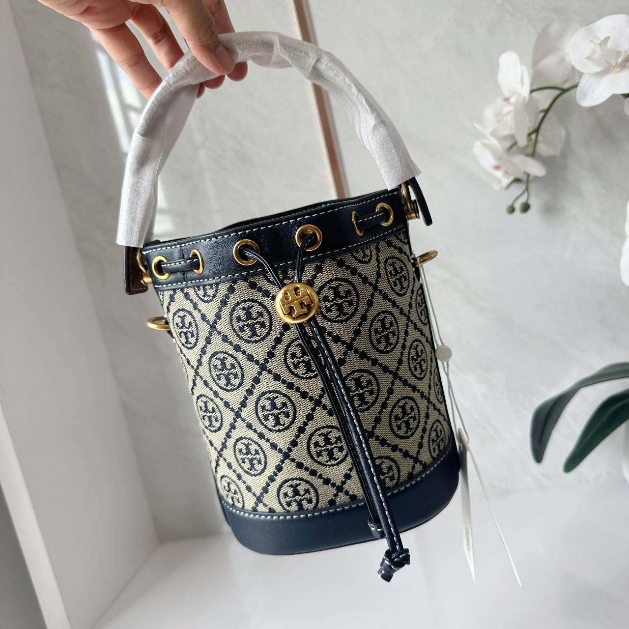 TORY BURCH T MONOGRAM JACQUARD MINI BUCKET BAG กระเป๋าทรงบัคเก็ตไซส์มินิ ทรงยอดนิยมขนาดน่ารัก