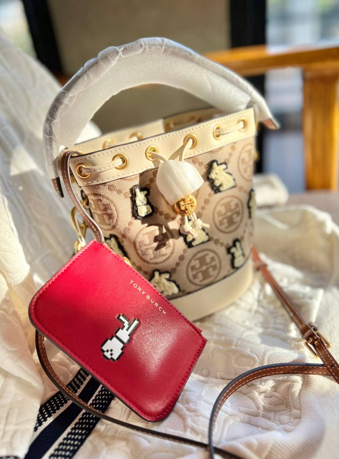 TORY BURCH MINI T MONOGRAM EMBROIDERED RABBIT BUCKET BAG WITH LEATHER SMALL WALLET ((143230)) 🎁 เปิดตัวรุ่นใหม่ได้น่ารักและสวยงามมากๆ พร้อมส่งที่ไทยก่อนใคร