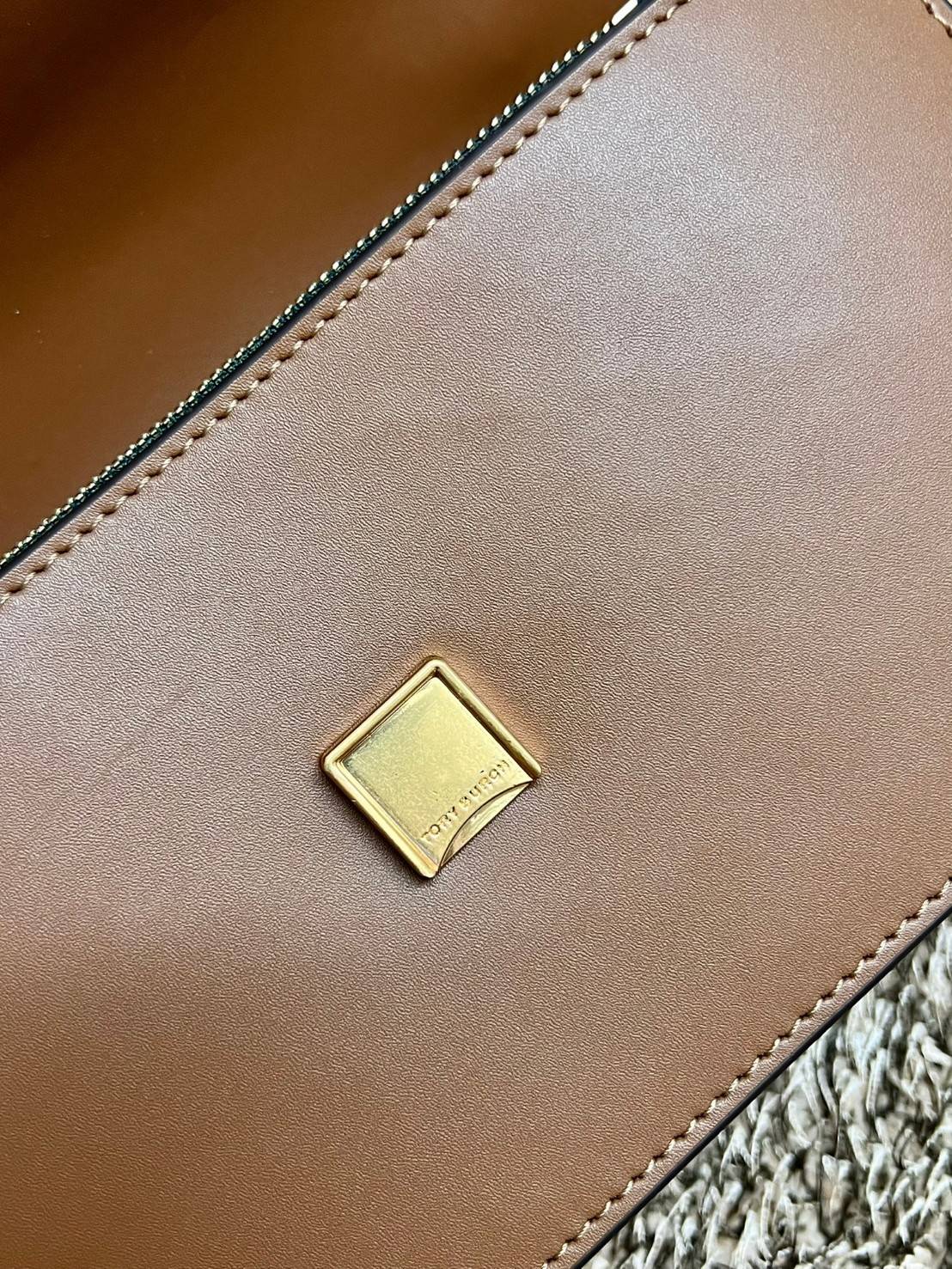 TORY BURCH ELEANOR CONVERTIBLE SHOULDER BAG ((89644)) รุ่นใหม่ สวยตามคนดังเซเลบกันเลยค่า! พร้อมส่ง ห้ามพลาดก่อนหมด ต้องมีติดตัวสักใบค่า กระเป๋าหิ้ว//คล้องไหล่ หรือสะพายข้างได้ หนังแท้เรียบ ผิวลื่น หรูมากๆสำหรับรุ่นนี้ เปิด-ปิดกระเป๋าแบบแม่เหล็กโลโก้แบรนด์